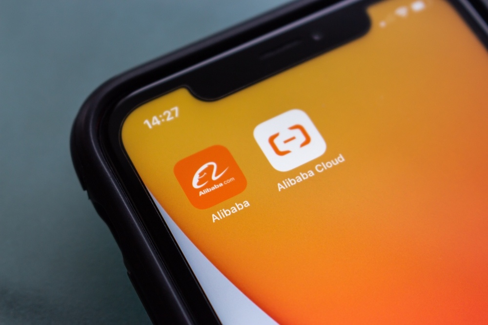 Nov 25 (Reuters) - Chinese e-commerce giant Alibaba 9988.HK, BABA.N beat analysts' estimates for quarterly revenue on Tuesday, as investments in one-hour delivery helped drive more users to its shopping apps, while its cloud division reported strong growth.U.S.-listed shares of the company rose ...