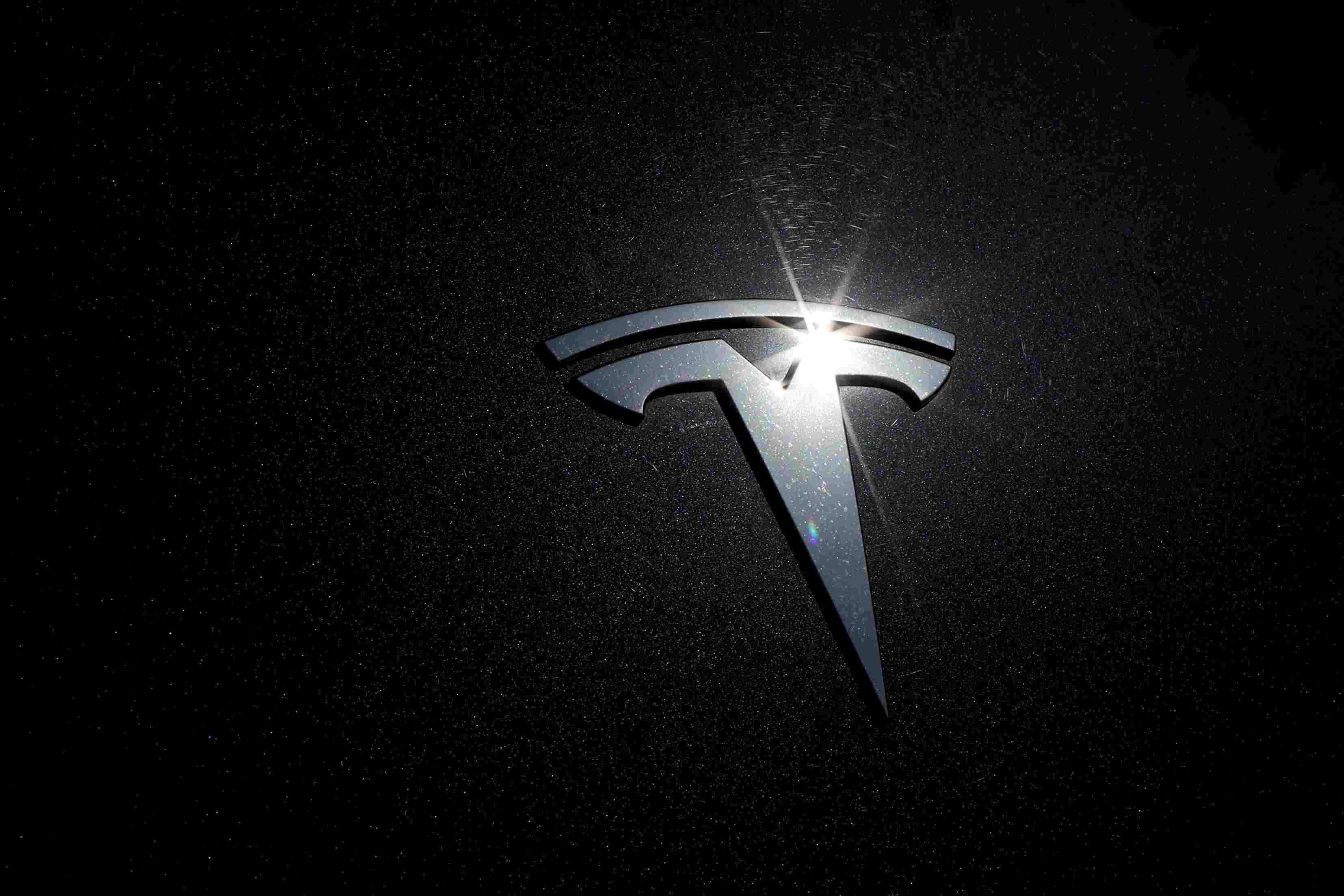 TradingKey - 周一，瑞银分析师在报告中指出，特斯拉（TSLA）股价“从根本上被高估”，并给予其“卖出”评级，目标价设定为215美元，较当前水平低逾30%，这一观点比华尔街大多数分析师更为悲观。瑞银分析师列举了特斯拉业务面临的诸多风险，其中包括美国政府取消电动汽车税收抵免。这一政策的变动可能会影响特斯拉汽车的销售价格和市场竞争力，进而对其业务产生负面影响。