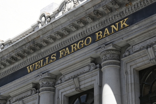 Wells Fargo & Co (WFC) di chuyển giảm 3.61%. Lĩnh vực Dịch vụ Ngân hàng & Đầu tư tăng 0.41%. Công ty có hiệu suất kém hơn toàn ngành. 3 cổ phiếu hàng đầu giao dịch với khối lượng lớn nhất trong lĩnh v
