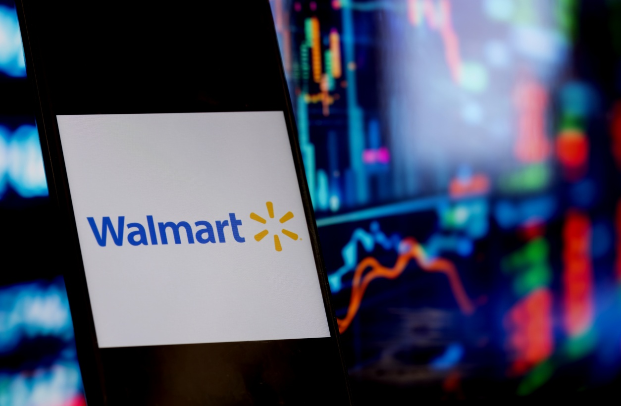 TradingKey - แม้เผชิญผลกระทบจากภาษีนำเข้า วอลมาร์ต (WMT) ผู้ค้าปลีกสหรัฐฯ รายใหญ่ที่สุด ยังทำรายได้เติบโต 4.8% เมื่อเทียบปีต่อปีใน Q2 — สูงกว่าความคาดหมาย อย่างไรก็ตาม การขาดทุนครั้งแรกในรอบ 3 ปี ส่งผลให้หุ้นร่วง อดีตซีอีโอระบุว่าปฏิกิริยาตลาดไม่มีมูล และโกลด์แมน แซคส์ มองว่าความผันผวนกำไรระยะสั้นไม
