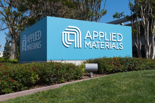 TradingKey - 当地时间8月14日,美国芯片制造设备龙头应用材料公司(Applied Materials)给出了令人失望的销售和盈利预测,显现出中美贸易摩擦对全球半导体产业链的冲击。应用材料(AMAT.US)预计,截至10月底的财季营收约为67亿美元,远低于分析师平均预估的73.2亿美元。同时预计剔除部分项目后每股收益为2.11美元,也低于分析师预估的2.38美元。受此疲软展望影响,应用材料公司股价在盘后交易中大跌超过14%。
