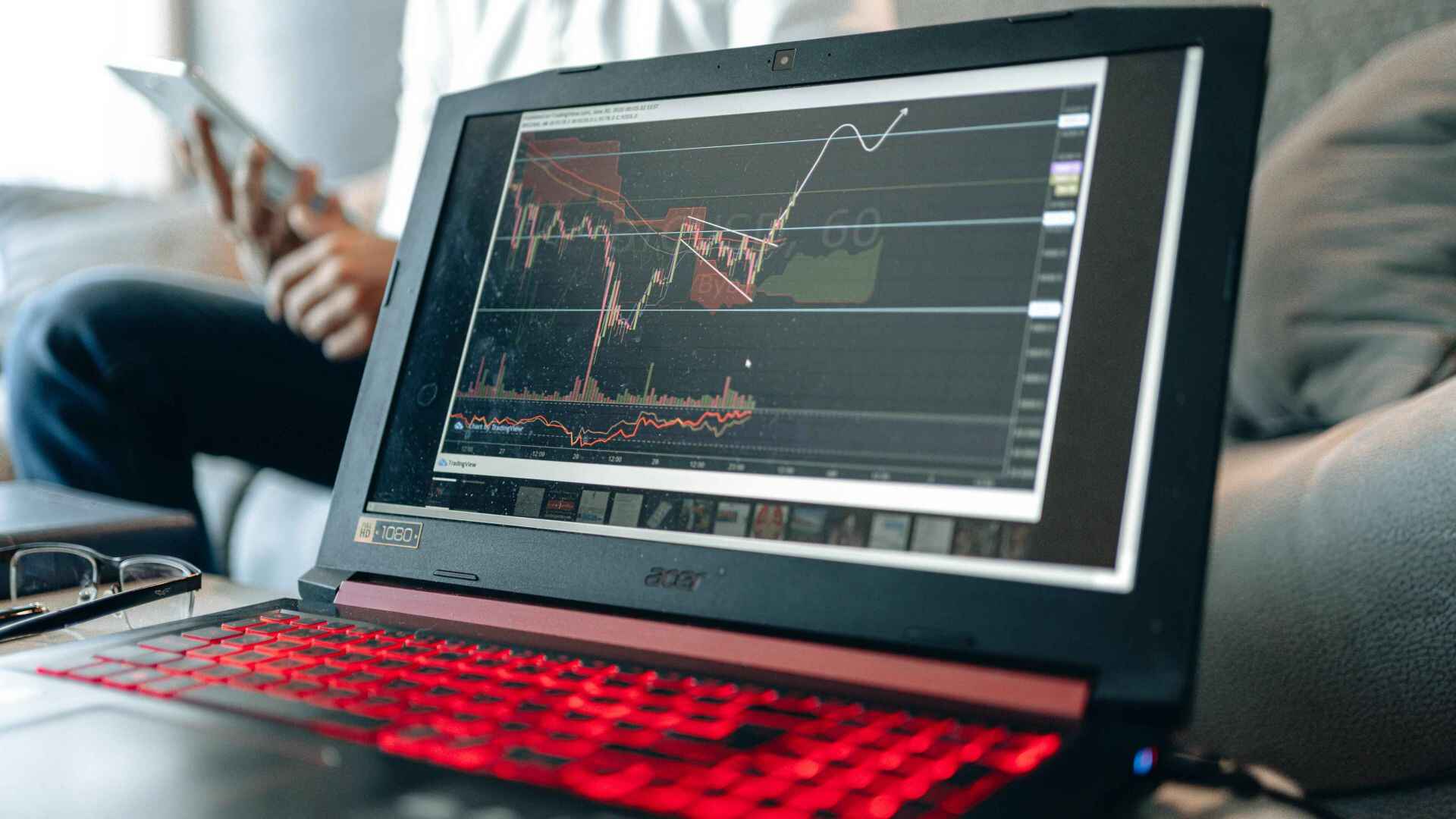 金吾财讯 | 锂矿股走强，截至发稿，赣锋锂业(01772)涨6.25%，天齐锂业(09696)涨3.16%。消息面上，中信证券研报称，展望25Q4，预计供给紧张将有望推动铜钴等商品价格继续上行，锂价则受益于储能需求超预期有望上涨。贵金属价格虽然经历冲高回落行情，但整体看涨思路并未改变，随着市场对高位品种的风险担忧加深，煤炭、电解铝等年内滞涨品种或将在四季度获得更高关注度。其他商品方面，原油和钢铁/铁矿石价格预计延续弱势，硅产品价格或将小幅上行。我们预计在流动性宽松以及各国加强关键资源获取力度的背景下，大宗商品的投资热度有望延续。