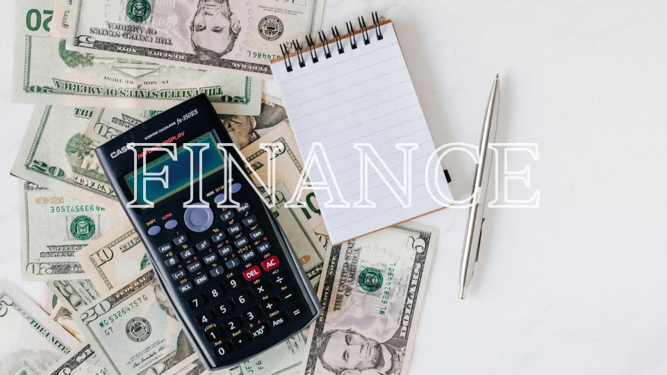 金吾财讯 | 能源研究公司Rystad Energy发布报告称，未来十年全球电力需求将持续强劲增长，预计到2035年将增长约30%。增长主要受电动汽车普及、数据中心扩张以及建筑物供暖与制冷需求上升推动。与此同时，电力供应结构也将发生显著转变。报告指出，传统工业部门（如钢铁和冶金业）仍将是电力需求的主要贡献者，过去二十年间这些行业已推动全球用电量增长一倍。尽管数据中心成为增长最快的领域之一，但其在总用电量中的占比仍较低，预计到2035年仅占3.5%。在电力来源方面，可再生能源尤其是太阳能，将在满足新增需求中发挥核心作用。预计到2035年，可再生能源占全球发电比例将从目前的34%提升至55%，其余电力供应将来自核能及化石燃料。