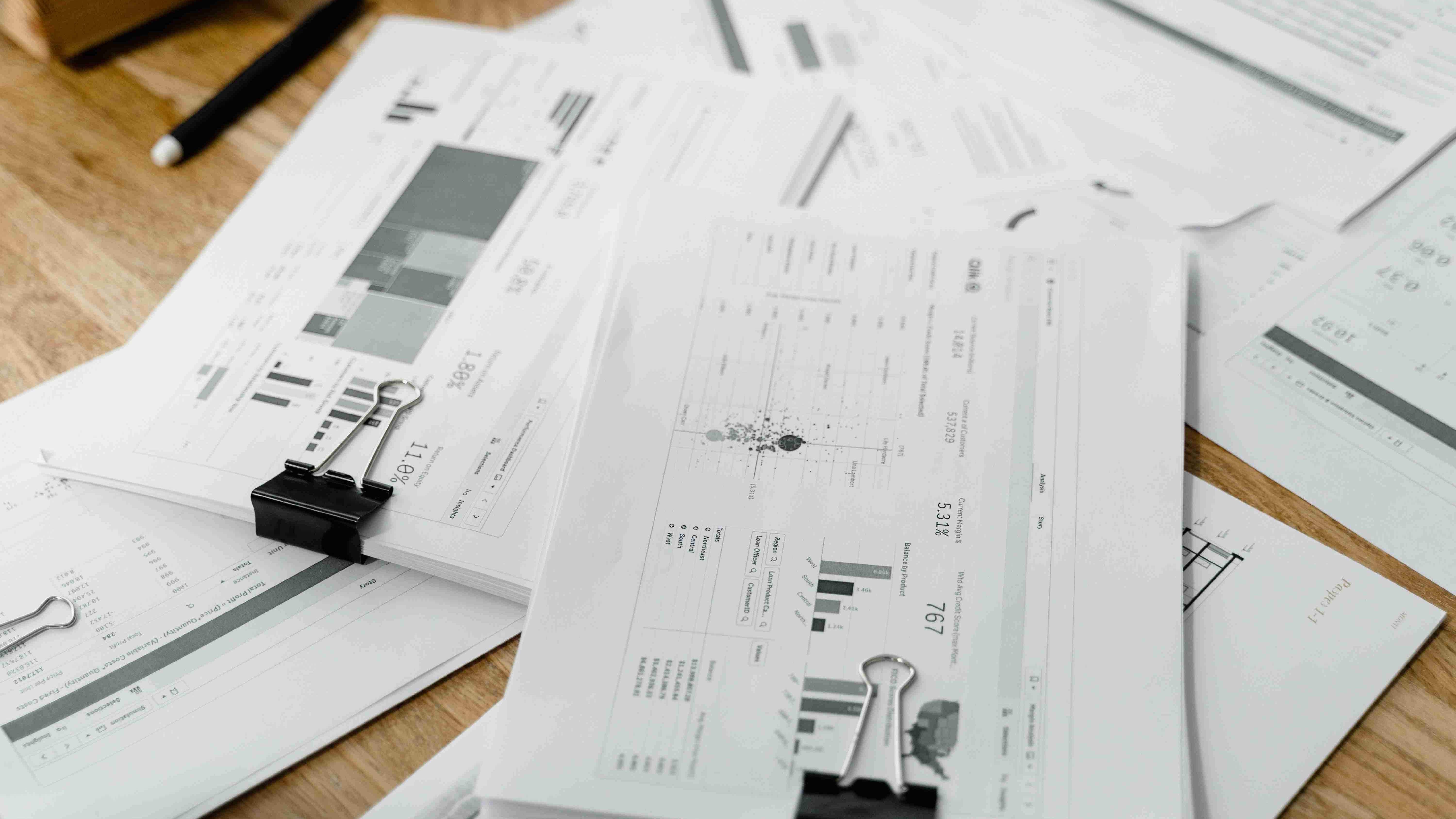 金吾财讯 | 工商银行(01398)公告公布，前三季度，归属于母公司股东的净利润2699.08亿元(人民币，下同)，同比增长0.33%；基本每股收益0.73元。期内，营业收入6109.68亿元，同比增长1.98%。利息净收入4734.16亿元，下降0.70%。年化净利息收益率1.28%，下降15个基点。非利息收入1375.52亿元，增长12.40%，其中手续费及佣金净收入908.68亿元，增长0.60%。营业费用（不含税金及附加）1622.38亿元，增长3.16%。成本收入比26.55%。计提各类资产减值损失1270.93亿元，下降1.69%，其中，贷款减值损失1374.73亿元，增长12.00%。按照贷款质量五级分类，不良贷款余额4048.38亿元，比上年末增加253.80亿元，不良贷款率1.33%，下降0.01个百分点。拨备覆盖率217.21%，上升2.30个百分点。核心一级资本充足率13.57%，一级资本充足率14.80%，资本充足率18.85%，均满足监管要求。