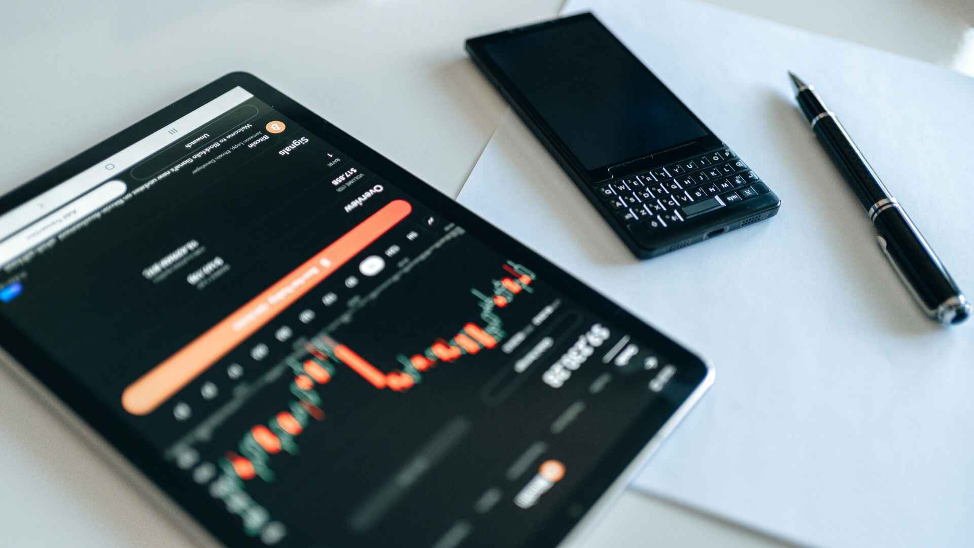 金吾财讯 | 比亚迪股份(01211)盘初受压，截至发稿，跌5.52%，报98.45港元，成交额12.2亿港元。消息面上，比亚迪Q3营收1949.85亿元，同比下降3.05%；归属于上市公司股东的净利润为78.23亿元，同比下降32.60%。前三季度营收为5662.66亿元，同比增长12.75%；净利润为233.33亿元，同比下降7.55%。摩根士丹利分析师Tim Hsiao等人在报告中表示，第三季度业绩较第二季度低谷有所改善，符合管理层指引。尽管盈利表现不算亮眼，但在市场预期已下调的背景下，整体结果不应令人意外。投资者对比亚迪2026年国内市场份额的下滑仍持谨慎态度，不过考虑到近期不利因素已被市场消化，该股股价可能在100港元附近波动。投资者将继续关注其海外扩张进展，并等待2026年下一轮重大产品升级。同时，值得关注的是比亚迪是否会出台相关销售政策，以应对2026年新能源汽车购置税上调5%的影响。维持超配评级，目标价在130港元。