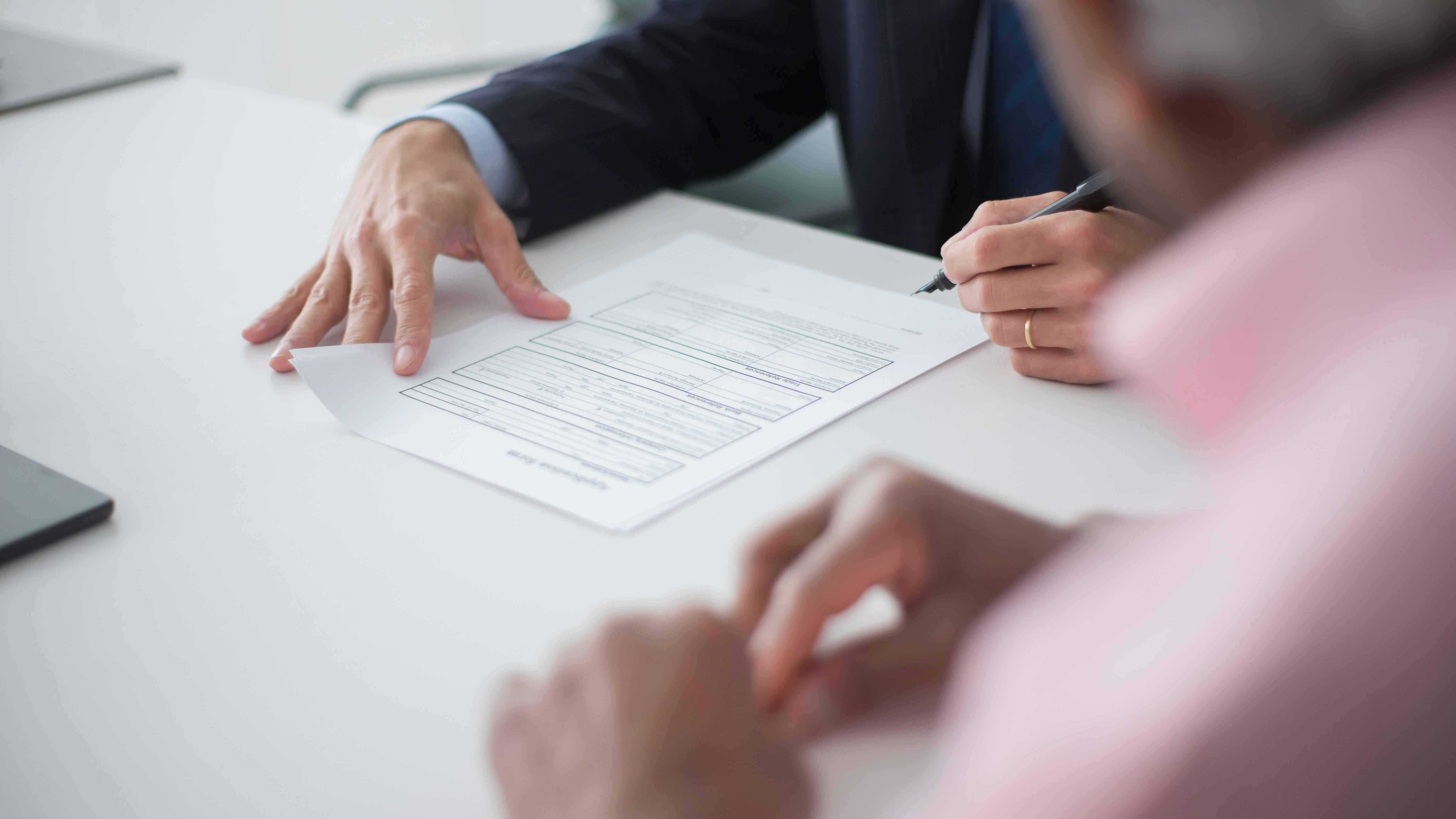 汪毅、王正洁（汪毅系长城证券首席经济学家，中国首席经济学家论坛成员）一、当前核心矛盾：A股“高波动-低收益”仍未根治近十年来，A股市场持续深陷高波动与低收益的结构性困境。数据显示，沪深300指数年化波动率达21.87%，显著高于标普500的17.27%，但其年化收益率仅5.15%，不及美股半数（11.30%）。这种失衡源于三重深层症结：投资者结构散户化、资金行为短期化、以及制度性摩擦。尽管2025年市场韧性有所提升——如4月美国加征34%关税后，A股日内振幅虽然较大，但修复周期缩短至13个交易日左右，反映抗压机制逐步形成——但根本矛盾未解。前7个月出口高增的亮眼数据，反而凸显内需疲软与经济转型的滞后性：机电产品出口依赖恐怕难以对冲地产投资下滑与消费复苏乏力的结构性风险。A股亟待通过系统性制度变革，破解“风险与收益错配”这一历史性难题。（1）制度性摩擦放大交易成本高频交易与散户主导的市场结构形成恶性循环，频繁交易导致成本侵蚀显著，对冲工具缺失也在加剧市场波动，投资者在极端行情中仅能通过抛售避险，T+1与涨跌幅限制虽意图保护散户，却削弱价格发现效率，形成“下跌缺乏缓冲、上涨遭遇压制”的扭曲机制。（2）投资者结构有待优化专业投资机构和个人投资者持股行为呈现明显的顺周期性。个人投资者参与市场投资的积极性受二级市场行情影响较大，“追涨杀跌”的投资行为特征较为显著。近年来，我国专业投资机构长期化、价值化投资的特征逐步增强，但受制于基金管理产品投资人买入和赎回行为的影响，以及资管产品短期业绩排名的压力，容易出现被动减仓或扎堆投资的现象。2023年在外部市场行情相对较弱时，专业投资机构的持股市值占比下降较为严重。产业资本、政府持股近年来持股的逆周期性质突出，在一定程度上发挥了市场稳定器作用。相较其他市场，我国股票市场的一大特点是产业资本和政府持股相对较高。股权分置改革之后，过去十年间，产业资本和政府持股占比整体呈下降趋势。但是期间有两次显著的回升，分别是2018年和2022-2023年。由于产业资本和政府机构的持股侧重于对公司的长期控制权而非短期盈利，在市场波动加大时借助增持或回购来提升持股比例，有利于维护市场稳定。值得注意的是，随着各类产业资本的逐渐市场化转型，战略投资者和非战略投资者之间的界限日渐模糊，未来产业资本的逆周期性或许有所下降。（3）2025年新挑战凸显旧疾未除尽管市场韧性有所提升，但政策市依赖未解：新能源等行业仍受政策周期剧烈扰动，刺激政策退出即引发板块回调。更关键的是，退市机制滞后导致劣质资产未能及时出清，低效企业占用资金，压制整体资产回报率。二、制度变革主线：从“融资市”到“投资市”的转型框架（一）供给侧改革：构建优质资产池资本市场的健康生态始于资产端质量的重塑。在入口端，新“国九条”通过双重门槛提升上市公司质量：沪市主板调整上市条件，最近3年累计净利润指标从1.5亿元提升至2亿元，最近一年净利润指标从6000万元提升至1亿元，最近3年累计现金流量净额指标从1亿元提升至2亿元，最近3年累计营业收入指标从10亿元提升至15亿元。深市主板新修订的上市标准与沪市主板保持一致，适度提高主板第一、二套上市标准的净利润、现金流、收入等指标。创业板方面，最近两年净利润指标由5000万元提高至1亿元，并新增最近一年净利润不低于6000万元的要求。科创板则强化研发强度指标，从源头过滤低效供给。出口端的改革更为彻底：退市新规将财务造假退市标准从“连续2年造假金额5亿元以上且超过50%”的指标，调整为“1年造假2亿元以上且超过30%，连续2年造假3亿元以上且超过20%，连续3年及以上造假”；同步出台的并购重组新规明确“产业整合优先”原则，推动产业并购占比跃升，宣告“保壳套利”时代的终结。这一进一出机制，构筑了优质资产筛选器与劣质资产出清通道的闭环。（二）投资端改革：培育长期资本生态1．资金结构优化：重塑市场时间轴资本市场健康发展的核心在于重构资金期限偏好，本质是解决“跨期资源配置效率”问题。长期资本的培育需突破三重理论瓶颈：其一，通过委托代理关系再造，将散户的短期投机冲动转化为制度性长期投资。个人养老金账户的强制锁定机制，实质是用税收递延工具矫正行为金融学中的“双曲贴现偏差”，即人类天然高估当下收益而低估远期回报的认知缺陷。其二，遵循跨期风险平滑理论，放宽社保、年金等资金的权益配置上限，使其能够利用长期视野吸纳短期波动。这契合莫顿的“生命周期投资模型”——当投资周期超越商业周期时，资产波动可转化为复利增长动力。其三，依据市场分层理论，提升险资等机构投资者的定价话语权，通过其信息处理优势抑制噪声交易，驱动价格发现回归基本面锚点。这三重机制共同构成“时间轴延伸”的制度基础，使资本供给周期与企业创新周期实现动态匹配，从根本上瓦解短期主义的恶性循环。2．交易机制降噪：平衡效率与稳定的制度艺术交易制度设计本质是求解“市场流动性”与“系统稳定性”的帕累托最优。当前改革需破解两对核心矛盾：其一，高频监管的博弈论困境。程序化交易的监管并非抑制技术创新，而是矫正“速度竞赛”下的负外部性。当微观主体竞相缩短交易响应时间，宏观层面将涌现“合成谬误”——个体套利行为集体转化为系统性波动源。通过成本约束引导交易频率理性化，恰是卡尔多-希克斯改进的实践：以少数高频交易者的效率损失换取整体市场稳定增益。其二，T+1制度的辩证重构。现行T+1与涨跌幅限制作为投资者保护工具，在衍生品缺失背景下确能防范散户瞬时巨亏，但过度保护会扭曲价格形成机制。涨跌停板诱发“磁吸效应”，使价格在触及阈值前加速冲关；T+1交割则延迟套利力量进场，导致错误定价持续发酵。借鉴日本涨跌幅的渐进放宽经验，未来改革需构建“动态平衡框架”：在完善个股期权等对冲工具的前提下，分阶段释放价格弹性空间，最终形成“保护不溺爱、自由不失控”的成熟机制。3．生态协同：构建资本市场可持续发展的三位一体框架资本市场生态重塑的核心在于实现长期资本、优质资产与制度环境的深度协同，三者构成相互强化、缺一不可的有机整体。从理论视角看：长期资金作为“耐心资本”，通过改变企业投融资决策的时间偏好，直接驱动实体经济转型。当养老金、险资等机构投资者持股周期拉长，企业方能摆脱短期业绩压力，将资源配置到回报周期较长的核心技术攻关领域，这种以时间换空间的战略转型，本质是熊彼特“创新理论”中“创造性破坏”的物质基础。优质资产端的反哺效应则构成正向循环的支点：一方面，技术突破型企业的盈利可持续性增强，为长期资本提供稳定收益预期；另一方面，此类资产的低波动特质降低机构投资组合风险，反过来吸引更多长线资金入市，形成“高确定性回报→增量资金流入”的良性螺旋——这正是费雪的“跨期均衡定价”理论在实践中的映射。制度环境则扮演催化剂的角色：交易机制加速资本流向优质资产；退市机制的刚性约束剔除“僵尸企业”，避免资源错配；而税收优惠则强化企业创新意愿。这三层制度设计共同构成奥尔森的“强化市场型政府”模型，确保市场效率与产业政策协同演进。最终形成的生态闭环中，长期资本为企业注入“时间韧性”，企业创新反哺资本回报，而高效制度则在降低交易成本的同时筛选价值创造者——当三者动能交织，资本市场才能真正实现从“零和博弈”向“正和创造”的历史性跃迁。