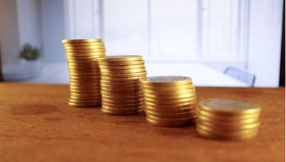 金吾财讯 | 英国石油(BP)公布第三季度财报。第三季度基础重置成本利润(即经调整净利润)为22.1亿美元，高于公司提供的分析师调查平均预期20.2亿美元，但低于去年同期的22.7亿美元。客户与产品部门第三季度息税前利润(EBIT)为16.1亿美元，略高于分析师预期的15.9亿美元，且远超去年同期的3.81亿美元。第三季度运营现金流为78亿美元，高于去年同期的68亿美元。