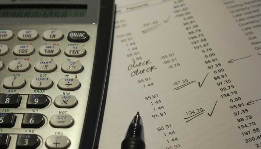 趙偉、屠強、耿佩璇（趙偉系申萬宏源證券首席經濟學家、中國首席經濟學家論壇理事）注：投資相關指標爲累計增速，其餘指標爲當月增速摘要一問：10月以來，經濟活動有何新變化？“供需”兩端出現新壓力。供給：10月工作日天數減少疊加庫存走高，可能共同對生產形成約束。10月製造業PMI較前月-0.8pct至49%，結構上生產指數降幅大於新訂單。一方面，10月工作日天數僅18天、同比較前月減少3天，對供給拖累較大。另一方面，前期製造業存在“補庫存搶生產”現象，高庫存對10月供給也有較大約束；高爐、PTA開工等指標也指向供給本月或有走弱，出口鏈生產也呈更弱表現。需求：需求壓力或更多指向製造業，主要表現爲企業加快清償欠款，對投資產生額外拖累。近兩年部分企業以欠款形式增加投資，本輪化債也要求企業加快清繳欠款；由於當前企業盈利偏弱，企業或將用於投資資金清繳欠款，導致固定投資回落。2025年6月來應收賬款增速明顯下滑，與固定資產投資回落的時點基本一致；9月其進一步降至5.7%，短期清繳欠款或仍拖累製造業投資。利潤：剔除低基數因素後企業利潤弱於往年，且目前成本率仍處歷史高位。低基數下，9月工業企業利潤延續回升。但兩年複合看，9月利潤增速回落5.3pct至-5.9%；同時利潤環比僅1.1%、弱於往年。從影響因素看，利潤同比延續上行更多是費用率等短期指標對利潤同比的拉動明顯回升，但成本壓力仍在增加，9月整體成本率爲85.4%、對利潤同比的拉動較前月回落0.3pct至-3.6%。二問：政策如何對沖增長壓力？財政加碼可緩解化債對投資的擠出，關稅政策反覆或再引發搶出口。投資：國內“增量政策”已落地下，化債提速對投資的擠出效應可能會在未來邊際緩解。10月來農發行與國開行已完成近3000億元新型政策性金融工具投放，同時中央安排5000億元結存限額下達地方支持化債。增量資金落地有助於緩解化債對投資的擠佔，10月特殊再融資專項債佔新增專項債比重由56.9%降至16.7%；同時高頻數據也顯示投資用的工業品已到位，後續投資增速有望改善。消費：“雙十一”提前或短暫支撐商品零售，同時服務消費可能維持較強韌性，預計本月社零出現暫時性反彈。在“雙十一”促銷進一步前置疊加汽車補貼政策調整預期的影響下，10月社零或有反彈(3.4%)，推動部分商品消費從11月轉移至10月。同時在長假及居民出行高位帶動下，服務消費需求釋放相對充分；稅務總局增值稅發票數據顯示，假期服務消費同比7.6%、高於商品消費(3.6%)。出口：10月中美關稅再生波折，“搶出口”或對10月出口形成支撐。10月10日美國威脅自11月起對中國所有商品加徵100%關稅，關稅政策加碼預期或再度引發對美“搶出口”。考慮到企業發貨到報關出口存在時滯，10月最後一週港口外貿貨運量衝高(+18pct至20%)，或反映“搶出口”現象。加之9月加工貿易進口同比回升(+6.6pct至12%)，預計10月出口同比或仍有韌性(7%)。三問：月度數據表現如何？10月通脹指標讀數或有回升，實際GDP（4.6%）亦或保持較高增速。PPI：雖然中下游產能利用率仍然偏低，但10月以來上游大宗明顯漲價，或推動PPI溫和恢復。大宗價格方面，雖然鋼價出現較大幅度回落（環比-1.4%），但國內銅價、煤價延續上漲（環比分別7.5%、5.5%），預計大宗價格對PPI貢獻仍在持續。但反內卷落地滯後下，中下游產能過剩問題仍較明顯，令中下游價格修復斜率偏慢，因而10月PPI修復程度有限、預計或回升至-2.1%左右。CPI：進入四季度，CPI面臨低基數，加之服務消費韌性支撐核心CPI，預計整體CPI同比回升至0%以上。前期生豬存欄增加對豬價約束仍在，但進入四季度低基數或對食品CPI有較大拉動。核心CPI方面，10月下旬金價回落，但全月仍呈上漲態勢，或繼續支撐首飾等價格。同時服務業PMI改善，假期消費價格表現也較好，或繼續推升核心服務CPI，預計10月CPI同比或修復至0.4%。總結：政策已在積極對沖經濟的內生壓力下，數據擬合後的10月實際GDP或爲4.6%、仍保持較高增速。10月以來，高庫存等因素擾動下，供給對經濟景氣約束較大；同時在企業加快清償欠款影響下，需求側也面臨下行風險。目前政策已在積極推進，同時中美關稅政策緩和，預計短期內經濟修復或出現拐點。生產法下，通過數據擬合來看，10月GDP實際同比或在4.6%左右。風險提示經濟轉型面臨短期約束，政策落地效果不及預期，居民收入增長不及預期。報告正文   1. 一問：10月以來，經濟活動有何新變化?供給：10月工作日天數減少疊加庫存走高，可能共同對生產構成約束。10月製造業PMI較前月回落0.8pct至49%，明顯弱於季節性。從主要分項看，生產指數（-2.2pct）降幅遠大於新訂單（-0.9pct），說明供給因素的擾動更大。一方面，10月工作日天數僅18天、同比較前月減少3天，對供給拖累較大。另一方面，前期製造業存在“補庫存搶生產”現象，9月產成品庫存（+1.4pct至48.2%）、生產指數（+1.1pct至51.9%）同步回升；來到10月，在“搶生產”退坡及高庫存共同影響下，生產自然呈現回落態勢。高頻指標進一步佐證，數據上分別反映冶金鍊、石化鏈、消費鏈開工的生產指標10月均有回落，同時出口鏈生產也呈現更弱表現，預計10月工業增加值增速爲5.5%。需求：需求壓力或更多體現在製造業領域，主要表現爲企業加快清繳欠款，對投資產生額外拖累。近兩年部分企業以欠款形式增加投資，本輪化債除聚焦地方政府外，也要求企業加快清繳欠款；由於當前企業盈利偏弱，企業或將用於投資的資金清繳欠款，導致固定投資回落。2025年6月來應收賬款增速明顯回落，與固定資產投資回落的時點基本一致，也與2019年清繳中小企業欠款時類似。9月應收賬款增速進一步降至5.7%，短期來看清繳欠款或仍對製造業投資產生拖累。此外，去年來，製造業投資表現強勁並非源於政策驅動，更多是設備處於自然更新的上行週期；但下半年來，自然週期進入退坡階段；製造業投資較固定資產增速的差值在達階段性頂點後持續回落。利潤：9月剔除低基數因素後，工業企業利潤弱於往年，且目前成本率仍處歷史高位。低基數下，9月工業企業利潤同比回升2.6pct至22.5%。但兩年複合看，9月利潤增速回落5.3pct至-5.9%；同時利潤環比僅1.1%、明顯弱於往年同期(11.3%)。從影響因素看，利潤同比延續上行更多是費用率等短期指標對利潤同比的拉動明顯回升，邊際上行9.5pct至11.6%。但影響利潤增速的中長期因素，如成本壓力仍在增加，9月整體成本率爲85.4%、對利潤同比的拉動較前月回落0.3pct至-3.6%。結構上，冶金鍊、消費鏈的成本率均在歷史高位。因此，後續企業利潤修復的持續性有待進一步跟蹤。  2.二問：政策如何對沖增長壓力？投資：國內“增量政策”在10月落地下，化債提速對投資的擠出效應可能會在未來邊際緩解。9月底5000億元新型政策性金融工具已成立，截至10月中旬，農發行與國開行已完成近3000億基金投放，重點投向數字經濟、人工智能等基礎設施和新興領域。同時10月17日，中央安排5000億元結存限額下達地方支持化解存量債務、消化政府拖欠企業賬款，還安排額度用於經濟大省符合條件的項目建設等。兩類增量資金落地有助於緩解化債對投資的擠佔，10月特殊再融資專項債佔新增專項債比重由56.9%降至16.7%；同時高頻數據也顯示投資用工業品已到位，後續投資增速有望改善。消費：“雙十一”提前或短暫支撐商品零售；同時服務領域維持較強的增長韌性，預計社零在本月出現暫時性反彈。在“雙十一”促銷進一步前置疊加汽車補貼政策調整預期影響下，10月社零或出現反彈（3.4%），推動部分商品消費從11月轉移至10月。但隨着促銷高峰回落，及去年高基數、居民需求“透支”等影響下，商品零售後續或呈弱勢表現。而在中秋國慶長假刺激及居民出行維持高位帶動下，服務消費需求得到更多釋放；稅務總局增值稅發票數據顯示，假期服務消費同比爲7.6%、高於商品消費(3.6%)，後續消費的增長彈性或更多在服務領域。出口：10月中美關稅一度再生波折，“搶出口”或再支撐10月出口。10月10日美國威脅自11月起對中國所有商品加徵100%關稅，預期關稅政策加碼或再度引發對美“搶出口”。考慮到企業發貨到報關出口存在時滯，10月最後一週港口外貿貨運量出現衝高現象，同比較前週上行18pct至20%，或反映“搶出口”現象。並且出口鏈生產只衡量當期生產、本月更多受到高庫存約束；而港口外貿貨運量還包括存貨用於出口。當期生產回落，但存貨仍可用於出口，因此10月港口外貿貨運量並不弱。加之9月加工貿易進口同比回升（+6.6pct至12%），10月出口同比預計維持韌性（7%）。10月底中美“關稅政策”迎來緩和，加之我國在新興份額持續提升下，後續出口可能仍延續高景氣度。中美關稅出現進一步緩和，芬太尼關稅降低10%基本對應支撐當月出口同比1個百分點左右（關稅1.0時期、今年4月以來出口彈性均在1倍左右），加之歐美髮達國家仍處於補庫週期，預計後續對發達經濟體出口仍有空間。與此同時，新興國家工業化、城鎮化提速帶來增量的生產資料進口需求，以及我國在新興市場份額持續提升等邏輯，我國中間品、資本品出口持續走強，預計後續出口仍保持高景氣。   3.三問：月度數據表現如何？PPI：雖然中下游產能利用率持續偏低，但10月以來上游大宗明顯漲價，或推動PPI溫和恢復。大宗價格方面，雖然鋼價出現較大幅度回落（環比-1.4%），但國內銅價、煤價延續上漲（環比分別7.5%、5.5%），同時國際油價領先我國PPI半個月，9月中旬-10月中旬油價環比降幅收窄至-0.2%，預計大宗價格對PPI貢獻仍在持續。但反內卷落地滯後下，中下游產能過剩問題仍較明顯，令中下游價格修復斜率偏慢，因而10月PPI修復程度有限、預計可能回升至-2.1%左右。CPI：進入四季度，CPI面臨明顯低基數效應，加之服務消費韌性支撐核心CPI，預計整體CPI同比可能回升至0%以上。從高頻來看，雖然前期生豬存欄增加對豬價的約束仍在顯現，10月來豬肉價格環比-8.1%；但鮮菜（3.4%）、鮮果（2%）價格環比表現好於往年同期，加之低基數的影響，食品CPI或有回升。核心CPI方面，國補退坡可能約束核心商品CPI。10月中下旬黃金價格有所回落，但全月金價仍呈上漲態勢，或繼續支撐首飾、珠寶等CPI。生活性服務業PMI在10月邊際改善，加之假期消費價格表現也較好，或也推升核心服務CPI，預計10月CPI同比或有修復（0.4%）。總結：政策已在積極對沖經濟的內生壓力下，數據擬合後的10月實際GDP或爲4.6%、仍保持較高增速。10月以來，“高庫存”等短期因素的擾動，或令供給側對經濟景氣的約束較大；同時企業加快清償欠款等影響下，需求側也面臨一定程度的下行風險。但目前政策已在積極落地，近期中央財政從地方政府債務結存限額中安排5000億元下達地方，政策性金融工具加快落地，化債對投資的擠出效應或趨弱；同時中美關稅政策緩和，出口或仍保持高景氣，預計短期內經濟修復或迎來拐點。生產法下，通過數據擬合來看，10月GDP實際同比或在4.6%左右。風險提示1）經濟轉型面臨短期約束。海內外形勢變化使內需修復偏慢、通脹水平偏低。2）政策落地效果不及預期。“反內卷”等政策落地較慢。3）居民收入增長不及預期。居民收入增長不及預期，消費傾向持續回落。