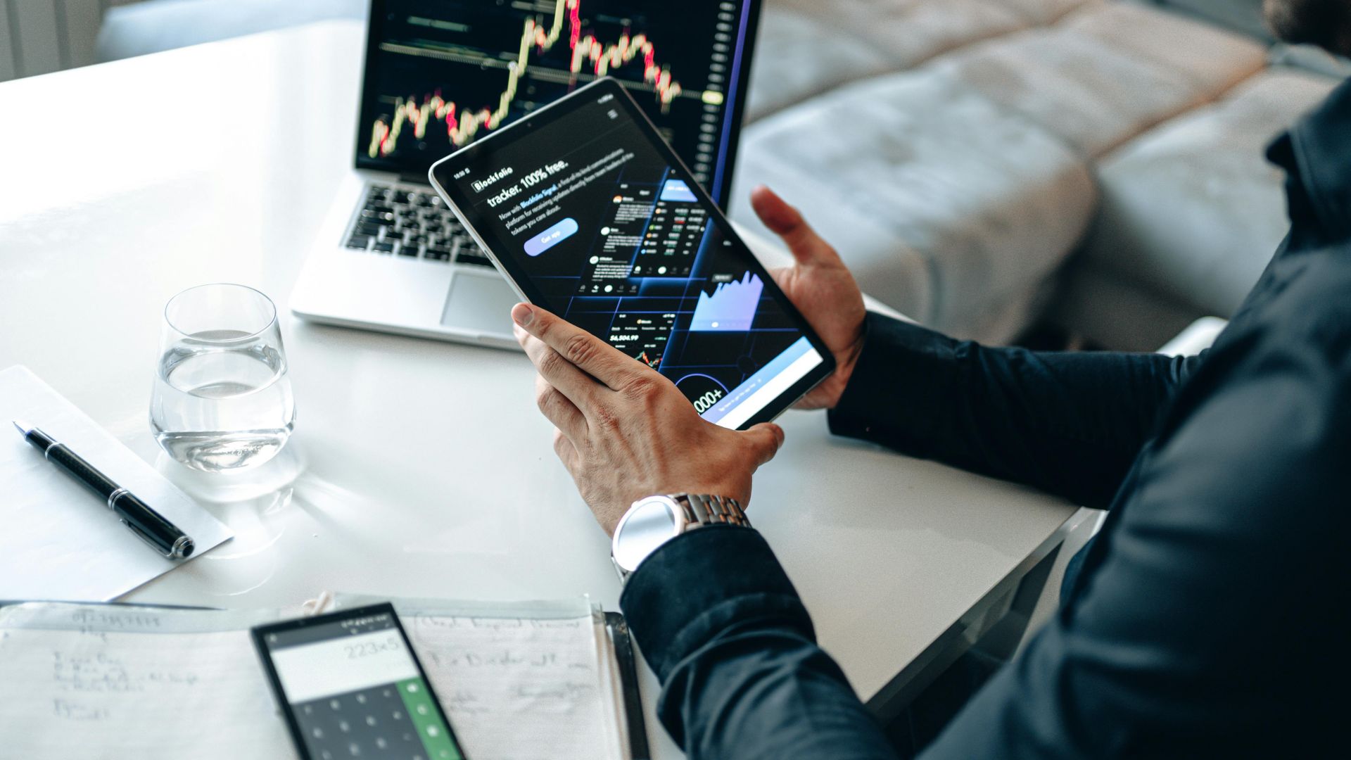 金吾財訊 | 機器人概念普跌，第四範式(06682)跌7.23%，極智嘉-W(02590)跌5.61%，微創機器人-B(02252)跌4.27%，優必選(09880)跌4.27%，地平線機器人-W(09660)跌4.14%，三花智控(02050)跌3.44%。當地時間10月22日的三季度財報電話會上，特斯拉CEO馬斯克直接宣告了今年量產人形機器人Optimus的計劃泡湯。