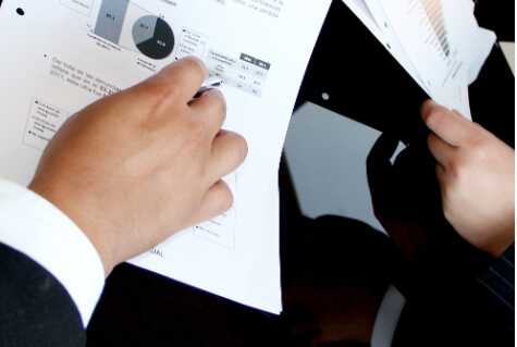 金吾财讯 | 浦银国际研报指，在2025年三季度，比亚迪股份(01211)收入达到人民币1,950亿元，同比环比均下滑3%。汽车销量同比下降2%，环比下降3%。其中，海外汽车销量同比增长146%，增长迅猛。公司毛利率为17.6%，同比下降4.3个百分点，环比增长1.3个百分点。比亚迪营业利润和净利润分别达到92.15亿元和78.23亿元，虽然同比均有下降，但是环比增长显着。根据业绩及展望，该机构调整比亚迪2025年和2026年的销量和盈利预测。采用分部加总法估值，分别给予比亚迪2025年新能源汽车、手机等电子业务和其他业务32.0x、20.7x和10.0x市盈率，得到港股/A股目标价为114.3港元/人民币117.0元，分别对应2025年27.5x/30.9x目标市盈率，潜在升幅18%/20%。该机构指，虽然比亚迪三季度汽车销量同比略有下降，但是单车盈利能力环比有明显提升。除了二季度的一次性的影响，公司三季度的降本控费措施也取得效果。该机构预计公司四季度单车盈利随着规模效应将继续改善。而且，明年公司海外的汽车销量预计仍将保持较高成长，增厚公司的盈利。目前公司港股和A股的市盈率为16.6x和18.0x，具备吸引力。重申比亚迪的“买入”评级，调整比亚迪股份H股目标价至114.30港元，潜在升幅18%；调整比亚迪A股目标价至人民币117.0 元，潜在升幅20%。