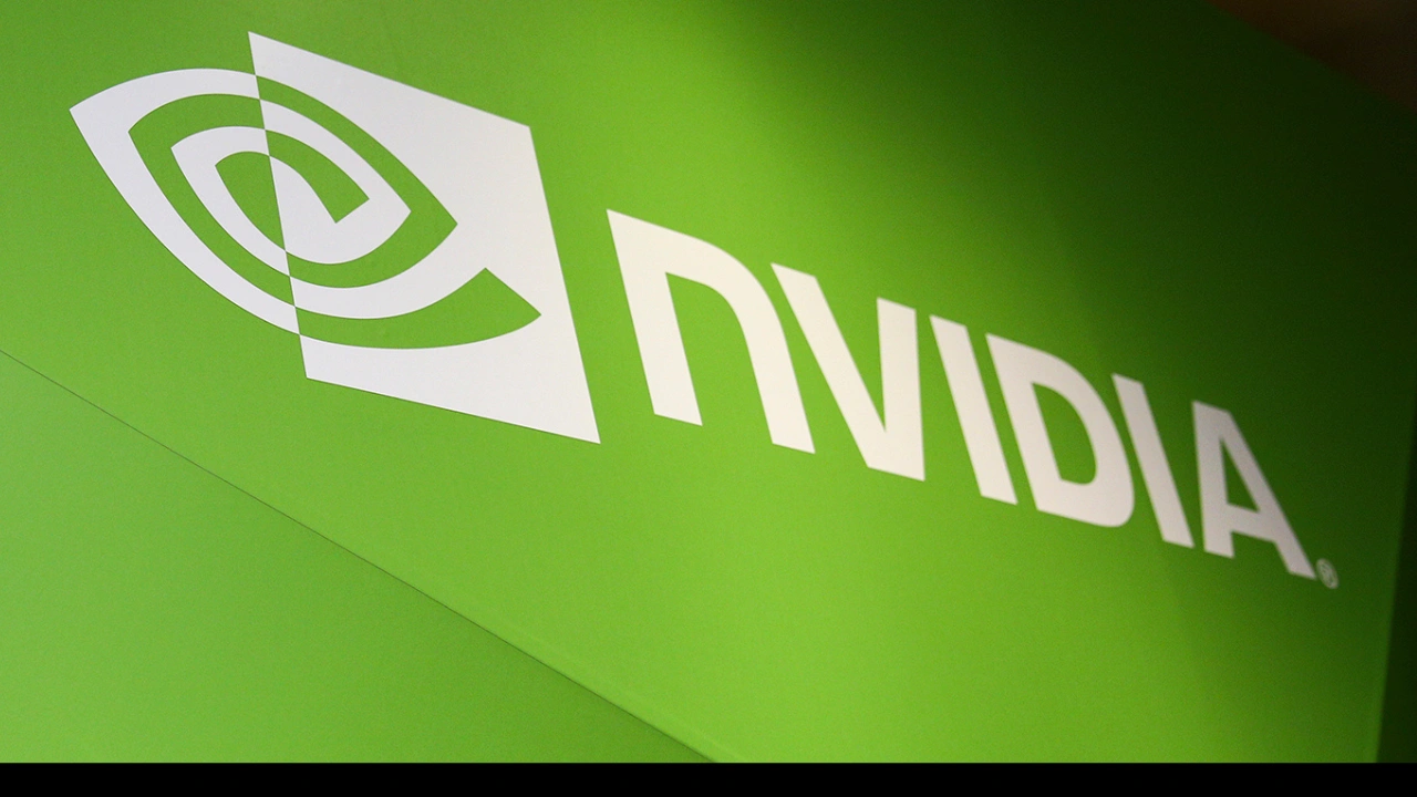 A transição da Nvidia da memória DDR5 para a memória LPDDR, semelhante à usada em smartphones, para servidores de IA, deverá dobrar os preços globais da memória para servidores até o final de 2026.