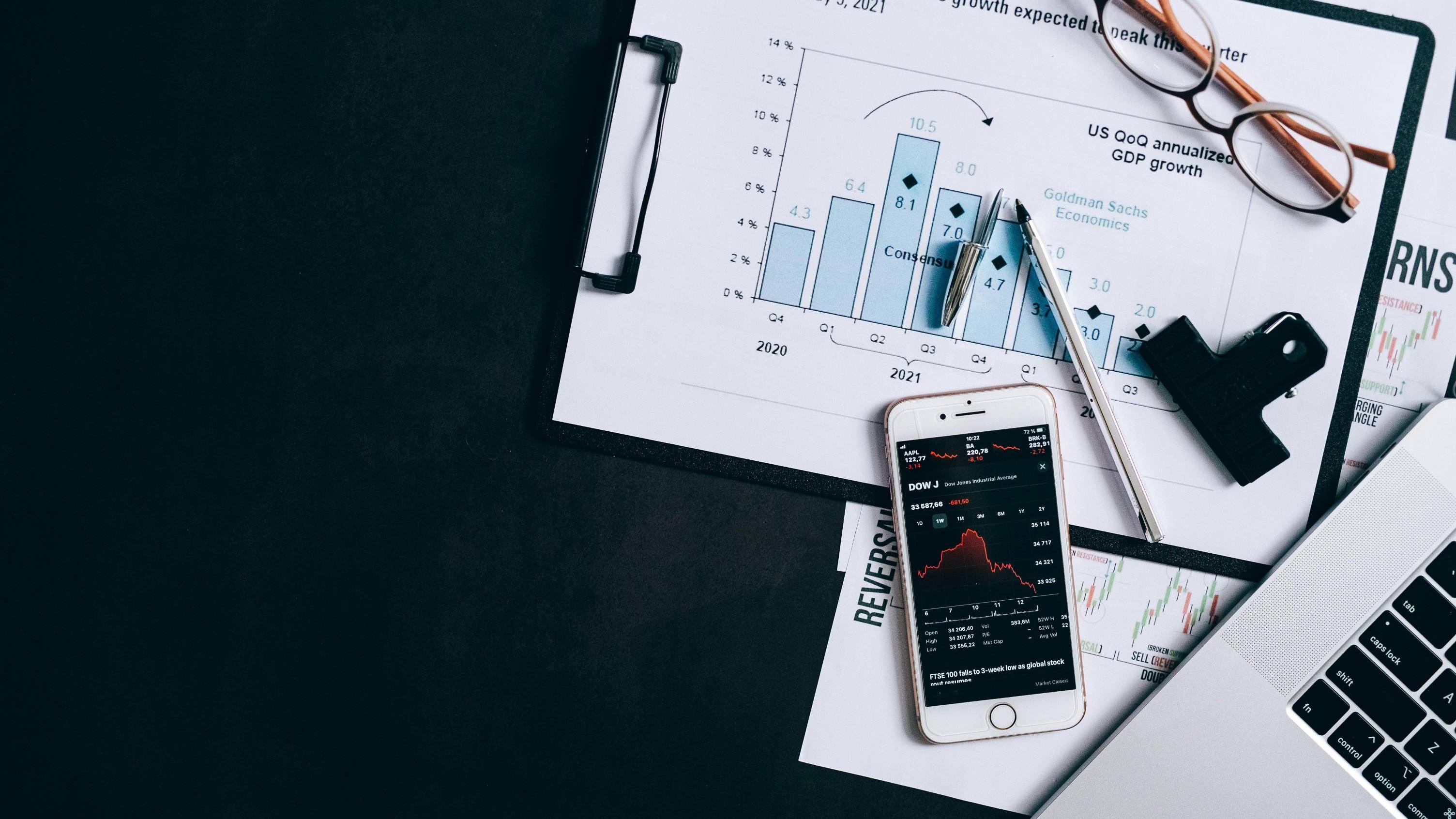 金吾財訊 | 國泰海通證券研報指出，小鵬汽車(09868)25Q3實現營收203.8億元，同比+102%，環比+12%，落在《2025年第二季度的未經審計財務業績》預測中樞。25Q3淨虧損3.8億元，同環比收窄。25Q3交付量達11.6萬輛，創歷史新高，同比+149%，環比+12%。根據該機構測算，公司25Q3單車收入15.6萬元，同比-3.3萬元，環比-0.8萬元。該機構指出，25Q3公司毛利率達20.1%，首次突破20%，創歷史新高，同比+4.9pct，環比+2.8pct。其中服務與其他收入毛利率達74.6%，同比+14.5pct，環比+21.1pct。在戰略合作方面，公司與大衆汽車的協同持續深化。8月15日，雙方宣佈擴大電子電氣架構技術合作，範圍從中國市場的純電車型平臺延伸至燃油及插電混動車型平臺。11月5日科技日上，公司宣佈大衆成爲小鵬第二代VLA架構的首發客戶，小鵬自研的圖靈AI芯片也獲得大衆定點。該機構認爲，與大衆合作的不斷深化有望持續增厚公司服務業務收入。該機構續指，11月20日，小鵬X9超級增程將正式上市，標誌公司正式進入“一車雙能”產品週期。該機構認爲，該戰略有望拓寬市場覆蓋面，爲銷量提供新增長點。智能化佈局方面，公司於科技日公佈了多項前沿業務進展：支持L4級自動駕駛的Robotaxi計劃於2026年實現量產並啓動區域試點運營，2C銷售車型將推出“Robo”版本並搭載第二代VLA架構；人形機器人預計於2026年下半年進入量產階段；飛行汽車也將在同年實現規模化量產與交付。展望25Q4，公司預期汽車交付量12.5-13.2萬輛，同比+37%-44%；總收入預計達到215-230億元，同比+34%-43%。該機構表示，考慮到公司25Q3業績，調整公司2025/26/27年營業收入預測至爲778/1200/1534億元，歸母淨利潤爲-13/20/45億元。參考可比公司，該機構給予公司2026年1.6倍PS，對應目標價110.28港元（按1港元=0.91人民幣匯率換算）。維持“增持”評級。