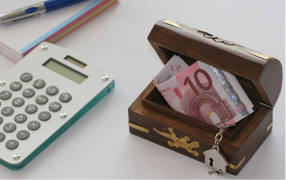 金吾財訊 | 財政部公告，將儲蓄國債（電子式）納入個人養老金產品範圍，各開辦機構養老金專屬額度分配比例按季度調整。首次分配比例根據各開辦機構已開立所有養老金資金賬戶中未投資金額的比重確定，後續每季度根據各開辦機構上一季度向養老金投資者售出儲蓄國債（電子式）金額的比重確定。人力資源社會保障部按月向財政部提供養老金資金賬戶資金繳存、投資情況，支持做好額度分配管理工作。開辦機構、國債公司要抓緊制定業務方案，加快系統建設以及相關信息系統間的對接、聯調測試等籌備工作，保障個人養老金儲蓄國債（電子式）業務平穩啓動。