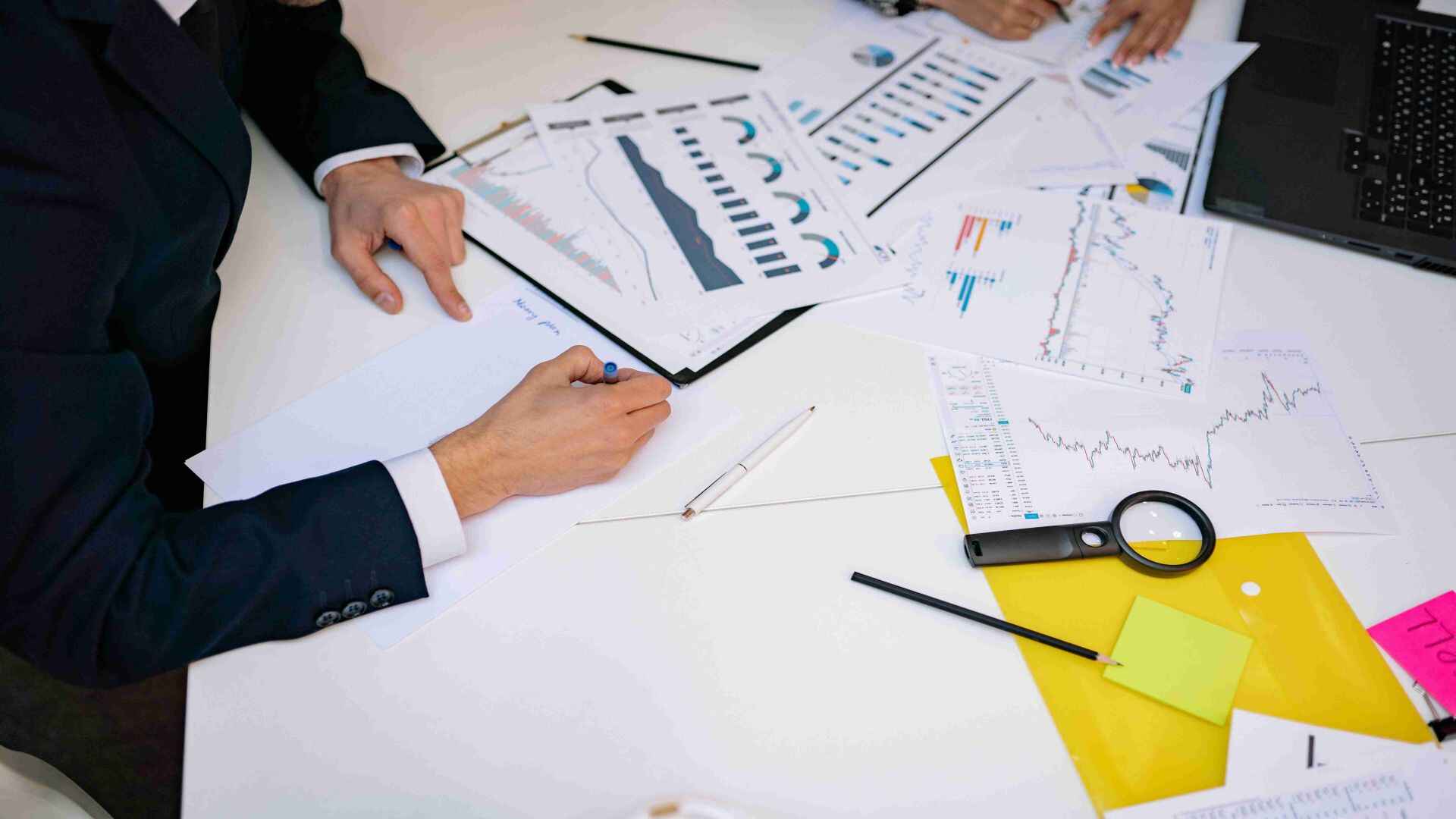 金吾财讯 | 中信证券表示，2026年，该机构认为周期和成长仍然是驱动农业板块主要投资逻辑。周期视角来看，在市场化亏损以及行政去产能合力下，2025Q4以及2026H1产能去化或呈现加速态势，2026年猪价或震荡上行。此外，畜禽产业链上持续推荐经营能力领先、穿越周期的公司。种子种植领域推荐品种资源优势强劲的公司。成长视角来看，宠物板块国内需求稳健，国货势头强劲，2026H2或继续迎业绩高增。果蔬种植方面，该机构预计蓝莓红利仍将持续。重点推荐种植面积持续增长、种植效率持续提升、品牌和渠道持续进步、出海节奏加快的蓝莓龙头。功能糖领域迎超级代糖大单品。