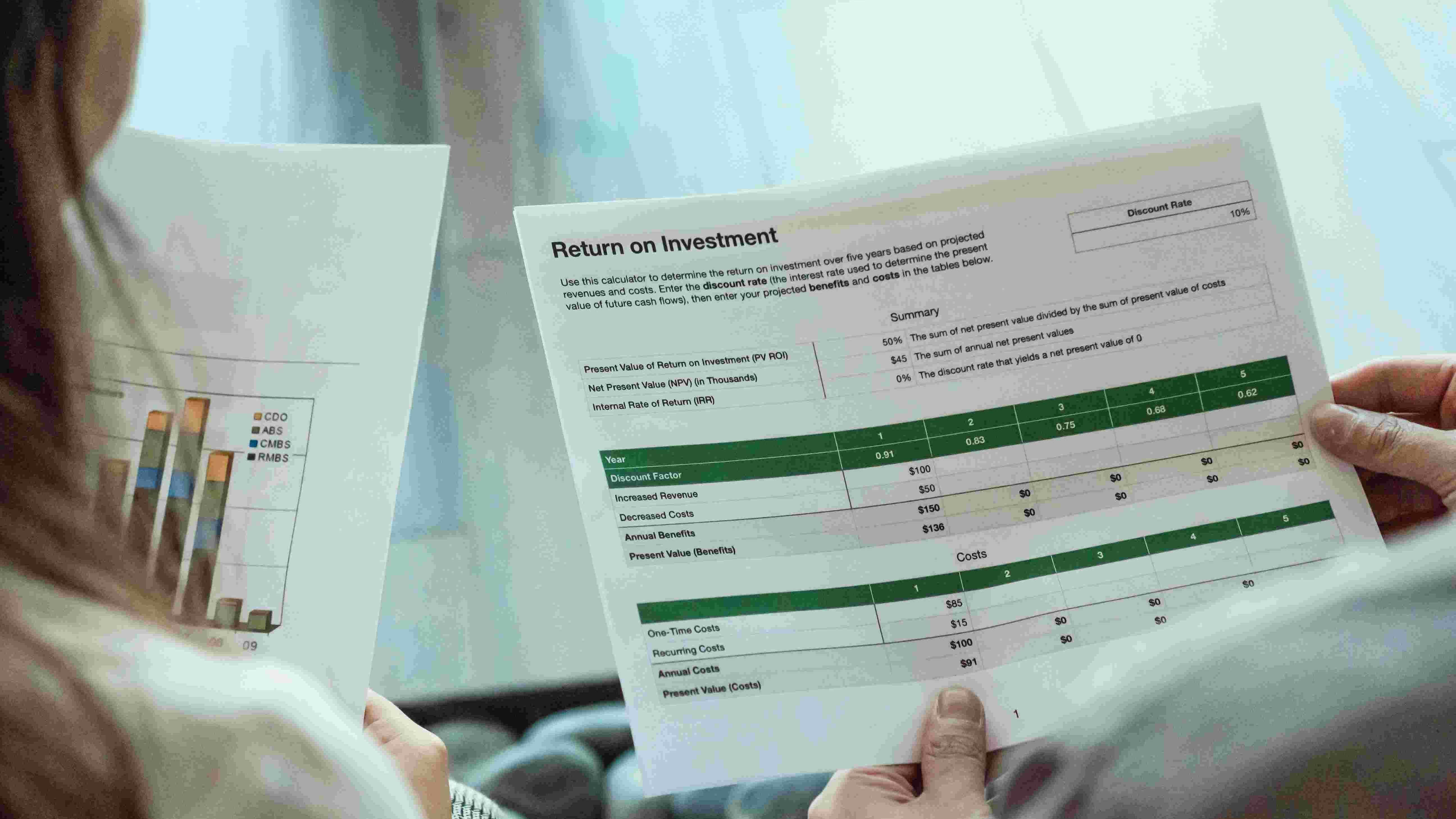 熊园、朱慧（熊园 系国盛证券首席经济学家、中国首席经济学家论坛理事）我们定期对每半月重大政策进行跟踪：1）中央、部委重要会议与政策；2）地方政策；3）行业与产业政策。本期为近半月（2025.11.10-11.23）综述。核心观点：总体看，近半月政策仍聚焦谋划“十五五”良好开局，具体有6大焦点，包括11.16总书记《求是》发表重要文章《因地制宜发展新质生产力》，11.22总理出席G20峰会，11.14国常会部署深入实施“两重”建设工作，11.14财政部明确“十五五”财政政策“力度要给足、发力要精准、政策要协同”，11.11央行三季度货政报告的专栏信息量大，青岛等地抓紧谋划重大项目，要求“大抓项目、抓大项目”。其他可关注：发改委民企座谈会聚焦服务业发展、推动物流数据开放互联、促进新能源集成融合发展、茧丝绸产业“东绸西固”等。倾向于认为：短期政策更多是“托而不举”，更多为明年开年布局、以及进一步布局“十五五”。短期看，紧盯3大会议：12月上中旬政治局会议&中央经济工作会议、对明年政策定调，12.10美联储议息会议、是否降息很关键。此外，也要关注其它3类政策：我国会否降准降息（预计2026年一季度之前大概率会降）；稳地产可能的组合拳；短期政策接续，包括Q4政策性金融工具、结存限额下拨、重启买卖国债等政策的效果，以及各部门对明年以旧换新、谋划新一批重大项目的“吹风”。1、总体看，近半月政策仍聚焦谋划“十五五”良好开局，具体有6大焦点：>一、11.16总书记《求是》发表重要文章《因地制宜发展新质生产力》，呼应“十五五”规划建议稿，要求“各地要坚持从实际出发，有选择地推动新产业、新模式、新动能发展”；>二、11.22总理出席G20峰会，就“包容和可持续经济增长”议题发表讲话，聚焦协同应对世界经济增长乏力、分歧矛盾等焦点问题，呼吁“坚定维护自由贸易，建设开放型世界经济；坚持求同存异，通过平等协商妥处纷争摩擦”；>三、11.14国常会部署深入实施“两重”建设工作，要求把“两重”建设放在“十五五”全局中谋划和推进，突出“战略性、前瞻性、全局性”，关注2026年全国两会后发布“十五五”规划纲要全文，应会明确新一批重大项目“清单”；>四、11.14财政部接受专访，明确“十五五”时期财政政策“力度要给足、发力要精准、政策要协同”，包括：合理确定赤字率和举债规模；将财政资源精准投向现代化产业体系、科技、农业农村等重点领域；>五、11.11央行三季度货币政策执行报告，基本延续此前表述，也有一些新变化，包括重提“做好逆周期和跨周期调节”等，本次专栏对货币政策框架相关内容做了详细讨论；>六、近期地方继续发力稳经济，促消费多聚焦汽车消费，重点关注青岛等地抓紧谋划重大项目，要求“大抓项目、抓大项目”，包括：瞄准智能化、绿色化方向培育引进产业链项目；统筹推进交通、管网、新基建建设；加快康养项目和旧城改造；加大民生领域投资等。>其他可关注：发改委召开民企座谈会聚焦服务业发展、推动物流数据开放互联、促进新能源集成融合发展、开展茧丝绸产业“东绸西固”等。2、具体看，近半月（11.10-11.23）重大政策如下：>重要会议与政策：细化“十五五”；开放物流数据、促民间投资。>地方政策：继续发力稳经济，谋划重大项目、促消费多聚焦汽车。>行业与产业政策：“真金白银”促地产消费；推动茧丝绸“东绸西固”。风险提示：外部环境、政策力度、地缘博弈等超预期变化。报告摘要：一、重要会议与政策：细化“十五五”；开放物流数据、促民间投资。1、重要会议：聚焦“十五五”新质生产力、重大项目、积极财政政策。>11.22总理出席G20峰会并就“包容和可持续经济增长”议题发表讲话，聚焦协同应对世界经济增长乏力、分歧矛盾等焦点问题，呼吁“坚定维护自由贸易，建设开放型世界经济；坚持求同存异，积极寻找利益最大公约数，通过平等协商妥处纷争摩擦，推动解决各自合理关切”。>11.16总书记《求是》发表重要文章《因地制宜发展新质生产力》，是总书记2023年9月至2025年4月期间有关重要论述的节录，当下旨在推动更好理解和落实“十五五”时期因地制宜发展新质生产力，包括“各地要坚持从实际出发，根据本地的资源禀赋、产业基础、科研条件等，有选择地推动新产业、新模式、新动能发展”。>11.14国常会研究部署深入实施“两重”建设工作，要求把“两重”建设放在“十五五”全局中谋划和推进，突出“战略性、前瞻性、全局性”，也要健全项目实施机制，包括强化资金支持，强化项目和资金匹配，“积极撬动超长期贷款、政策性金融等资金，引导更多民间资本参与”，关注2026年全国两会后发布“十五五”规划纲要全文，应会明确规划期重大项目“清单”。此外，本次国常会要求“增强供需适配性”以进一步促消费，包括加快新技术新模式创新应用，积极支持企业扩大特色、高品质消费品供给，培育消费新场景新业态，丰富消费金融产品和服务。>11.14财政部就“十五五”如何发挥积极财政政策作用接受专访，坚持力度要给足、发力要精准、政策要协同，具体包括：根据形势变化，合理确定赤字率和举债规模；将财政资源精准投向现代化产业体系、科技、农业农村等重点领域；围绕扩大内需这一战略基点，从大力提振消费、扩大有效投资、加快推进统一大市场建设三个方面发力等。>11.11央行发布三季度货币政策执行报告，基本延续此前表述，也有一些新变化，包括重提“做好逆周期和跨周期调节”、新增“完善中央银行制度，畅通货币政策传导机制”等。本次专栏对货币政策框架相关内容做了详细讨论：科学看待金融总量指标、货币与基础货币的关系及未来演化、保持合理的利率比价关系等，对于理解央行货币政策框架变迁具有重要意义。往后看，货币宽松还是大方向，降准降息可期、节奏上“相机抉择”，预计2026年一季度之前大概率会降，紧盯基本面变化。>其他可关注：11.21住建部召开全国城市更新工作推进会；11.11发改委召开民营企业座谈会，本次重点聚焦企业对于发展服务业的意见建议；11.11商务部作学习贯彻二十届四中全会精神专题报告。2、部委政策：推动新能源集成融合、物流数据开放互联、促民间投资。>11.12国家能源局发布《关于促进新能源集成融合发展的指导意见》，加快推动新能源多维度一体化开发，支持有条件地区探索打造100%新能源基地，同时大力推动新能源与多产业协同发展，包括产业链“以绿制绿”、传统产业协同优化、新兴产业融合互促等。>11.10发改委印发《关于推动物流数据开放互联 有效降低全社会物流成本的实施方案》，属于推动全国统一大市场的配套举措，发布首张物流公共数据共享开放清单，明确十大类物流数据将向社会共享开放。>11.10国务院办公厅印发《关于进一步促进民间投资发展的若干措施》，围绕扩大市场准入、促进公平竞争、优化融资支持等方面提出13项举措，首次明确对各地方规模较小、具有盈利空间的城市基础设施领域新建项目，鼓励民间资本参与建设运营。其他包括：支持民间资本参与低空经济、商业航天等领域；严禁在招标采购中对民企设置不合理限制；加大政府采购对中小企业支持并推动金融资源精准服务民企。>其他可关注：11.12市场监管总局发布首批计量支撑新质生产力“十大重点项目”，围绕新一代信息技术、人工智能、航空航天、新能源、生物医药、量子科技等重点产业；11.10发改委、国家能源局联合印发《关于促进新能源消纳和调控的指导意见》。二、地方政策：继续发力稳经济，谋划重大项目、促消费多聚焦汽车。近期地方继续发力稳经济，谋划重大项目、促消费多聚焦汽车消费。其中，北京发布金融支持提振和扩大消费方案，加大对汽车尤其是新能源汽车金融支持力度，江苏也继续加码汽车消费、补贴标准全面大幅提高；青岛召开重大项目谋划实施推进会，“大抓项目、抓大项目”，包括：瞄准智能化、绿色化方向培育引进产业链项目；统筹推进交通、管网、新基建建设；加快康养项目和旧城改造；加大民生领域投资等。三、行业政策：“真金白银”促地产消费；推动茧丝绸“东绸西固”。1、各地继续松地产，杭州、张家界加码“真金白银”补贴、惠州全面放宽落户。其中，杭州、张家界继续“真金白银”加码购房补贴，杭州每套房补贴3万元，张家界100%补贴契税；惠州全面放宽落户，持有本地住房的非本市户籍人员可申请落户，且符合条件的可随迁落户。2、11.17商务部等联合开展茧丝绸产业“东绸西固”工作，统筹东中西部茧丝绸资源禀赋和产业基础，形成茧丝绸产业“东部创新引领、中西部产能支撑、东西部协同互补”新格局。目标2028年，突破智能缫丝、机器选茧、绿色印染等10项关键技术，总产值突破3000亿元。正文如下：一、重要会议与政策：细化“十五五”；开放物流数据、促民间投资。1、重要会议：聚焦“十五五”新质生产力、重大项目、积极财政政策。国务院：出席G20峰会、聚焦包容和可持续经济增长事件：11月22日，总理出席G20峰会，就“包容和可持续经济增长”议题发表讲话。主要内容：当前，世界经济再次面临巨大挑战，单边主义、保护主义甚嚣尘上，各种经贸限制和对立对抗增多。各方利益诉求存在差异、全球合作机制存在不足是阻碍国际社会团结比较突出的原因。二十国集团应当正视存在的问题，探寻解决之道，推动各方重回团结协作的正轨。面对世界经济复苏乏力，要坚持和衷共济，坚定维护自由贸易，建设开放型世界经济。面对分歧矛盾，要坚持求同存异，积极寻找利益最大公约数，通过平等协商妥处纷争摩擦，推动解决各自合理关切。住建部：全国城市更新工作推进会召开事件：11月21日，住建部召开全国城市更新工作推进会。主要内容：要着力在规划、资金、运营、治理四方面下功夫，因地制宜、探索创新，持续推进城市更新行动。下功夫编制好城市更新专项规划，建立城市体检与城市更新一体化推进机制。加快建立健全与城市高质量发展相适应的政策和制度体系，构建城市更新法规和标准体系，建立统计调查制度，强化数智赋能，提升城市更新信息化水平。中共中央：总书记《求是》发文《因地制宜发展新质生产力》事件：11月16日，《求是》发表总书记重要文章《因地制宜发展新质生产力》。主要内容：这是总书记2023年9月至2025年4月期间有关重要论述的节录。文章强调，“十五五”时期，必须把因地制宜发展新质生产力摆在更加突出的战略位置，以科技创新为引领、以实体经济为根基，加快建设现代化产业体系。各地要坚持从实际出发，根据本地的资源禀赋、产业基础、科研条件等，有选择地推动新产业、新模式、新动能发展，加快推动作为经济增长和就业收入基本依托的传统产业改造升级，推动新旧发展动能平稳接续转换。简评：是总书记2023年9月至2025年4月期间有关重要论述的节录，当下旨在推动更好理解和落实“十五五”时期因地制宜发展新质生产力，包括“各地要坚持从实际出发，根据本地的资源禀赋、产业基础、科研条件等，有选择地推动新产业、新模式、新动能发展”。财政部：详解“十五五”时期积极财政政策发力方向事件：11月14日，财政部就“十五五”时期如何发挥积极财政政策作用接受专访。主要内容：“十五五”时期财政政策将坚持力度要给足、发力要精准、政策要协同。具体包括：根据形势变化，合理确定赤字率和举债规模，组合运用多种政策工具；将财政资源精准投向现代化产业体系、科技、农业农村等重点领域；并加强与其他政策的协调配合。同时，财政政策将围绕扩大内需这一战略基点，从大力提振消费、扩大有效投资、加快推进统一大市场建设三个方面发力，通过统筹用好专项债券、超长期特别国债等资金，鼓励吸引民间资本参与重大项目建设，以推动供需动态平衡，畅通经济良性循环。国常会：研究部署“两重”建设与促进消费工作事件：11月14日，国常会研究部署“两重”于促消费工作。主要内容：会议研究深入实施国家重大战略、重点领域安全能力建设（“两重”建设）工作，强调要把“两重”建设放在“十五五”全局中谋划和推进，强化人工智能融合赋能，引导更多民间资本参与。会议同时部署增强消费品供需适配性政策措施，要求以消费升级引领产业升级，强化人工智能融合赋能开发新产品，培育消费新场景新业态，完善认证体系，推动供需更高水平动态平衡。简评：要求把“两重”建设放在“十五五”全局中谋划和推进，突出“战略性、前瞻性、全局性”，也要健全项目实施机制，包括强化资金支持，强化项目和资金匹配，“积极撬动超长期贷款、政策性金融等资金，引导更多民间资本参与”，关注2026年全国两会后发布“十五五”规划纲要全文会，应会明确规划期重大项目“清单”。此外，本次国常会要求“增强供需适配性”以进一步促消费，包括加快新技术新模式创新应用，积极支持企业扩大特色、高品质消费品供给，培育消费新场景新业态，丰富消费金融产品和服务。商务部：学习贯彻二十届四中全会精神并部署商务领域重点工作事件：11月11日，商务部作学习贯彻党的二十届四中全会精神专题报告。主要内容：会议强调要立足商务工作“三个重要”定位，围绕“十五五”规划部署，在大力提振消费、稳步扩大制度型开放、积极扩大自主开放、推动贸易创新发展、拓展双向投资合作空间、高质量共建“一带一路”等方面出台更多细化措施，高质量编制商务领域系列专项规划，以商务工作实效服务中国式现代化建设。发改委：召开民营企业座谈会事件：11月11日，发改委主持召开民营企业座谈会。主要内容：会议围绕“十五五”规划《纲要》编制，重点听取企业对加快发展服务业的意见建议。将按照党的二十届四中全会部署，深入实施服务业扩能提质行动，推进现代服务业与先进制造业、现代农业深度融合，促进生产性服务业向专业化高端化延伸、生活性服务业向高品质多样化发展，并在规划编制中吸收采纳企业合理建议，为民营企业发展创造更好条件。央行：三季度货币政策报告事件：11月11日，央行发布《2025年第三季度中国货币政策执行报告》。简评：本次报告定调基本延续此前Q2报告、Q3货政例会、金融工作报告等的表述，包括“实施好适度宽松的货币政策；强化宏观政策取向一致性”等，但也有一些新变化，包括重提“做好逆周期和跨周期调节”、新增“完善中央银行制度，构建科学稳健的货币政策体系和覆盖全面的宏观审慎管理体系，畅通货币政策传导机制”等。本次报告还设专栏对货币政策框架相关内容做了详细讨论，包括科学看待金融总量指标、货币与基础货币的关系及未来演化、保持合理的利率比价关系等，对于理解央行货币政策框架的变迁具有重要意义。往后看，维持我们年度策略报告（《乘势而上—2026年经济与资产展望》）的观点：货币宽松还是大方向，降准降息可期、节奏上“相机抉择”（我们预计2026 年一季度之前大概率会降），紧盯基本面的变化。2、部委政策：推动新能源集成融合、物流数据开放互联、促民间投资。国家能源局：促进新能源集成融合发展事件：11月12日，国家能源局发布《关于促进新能源集成融合发展的指导意见》。主要内容：《意见》提出要加快推动新能源多维度一体化开发，支持有条件地区探索打造100%新能源基地，推进主要流域水风光一体化开发。同时要求大力推动新能源与多产业协同发展，通过产业链“以绿制绿”、与传统产业协同优化、与新兴产业融合互促，构建与新能源特性相匹配的新型产业用能体系。目标是到2030年使集成融合发展成为新能源重要发展方式，提升新能源可靠替代水平和市场竞争力。工信部等：发布首批计量支撑新质生产力发展十大重点项目事件：11月12日，市场监管总局与工业和信息化部联合发布首批计量支撑产业新质生产力发展“十大重点项目”。主要内容：项目围绕新一代信息技术、人工智能、航空航天、新能源、生物医药、量子科技等重点产业，旨在构建覆盖十大战略性领域的计量技术支撑体系，为新质生产力发展提供计量基础支撑。发改委等：促进新能源消纳和调控事件：11月10日，发改委、国家能源局联合印发《关于促进新能源消纳和调控的指导意见》。主要内容：《指导意见》旨在提升电力系统对新能源的接纳、配置和调控能力，提出到2030年基本建立协同高效的多层次新能源消纳调控体系，满足全国每年新增2亿千瓦以上新能源合理消纳需求。核心举措包括：分类引导新能源开发与消纳，划分为5类并明确施策要求；增强新型电力系统适配能力，统筹推进调节能力与电网平台建设；完善全国统一电力市场体系，通过市场化机制促进消纳；并强化技术创新与全周期监测预警，确保新能源在大规模开发的同时实现高质量消纳。发改委等：推动物流数据开放互联事件：11月10日，发改委等联合印发《关于推动物流数据开放互联 有效降低全社会物流成本的实施方案》。主要内容：方案旨在推动建立物流数据资源开放互联机制，同时发布我国首张物流公共数据共享开放清单，明确十大类物流数据将向社会共享开放。通过促进物流数据高效流通与利用，为构建全国统一大市场提供支撑，实现有效降低全社会物流成本的目标。国务院办公厅：进一步促进民间投资发展13条事件：11月10日，国务院办公厅印发《关于进一步促进民间投资发展的若干措施》。主要内容：文件围绕扩大市场准入、促进公平竞争、优化融资支持等方面提出13项举措。其中首次明确对各地方规模较小、具有盈利空间的城市基础设施领域新建项目，鼓励民间资本参与建设运营。其他重点措施包括：在铁路、核电等需国家审批项目中专项论证民间资本可行性；支持民间资本参与低空经济、商业航天等领域；严禁在招标采购中对民营企业设置不合理限制；加大政府采购对中小企业支持并推动金融资源精准服务民营企业，支持符合条件的项目发行基础设施REITs。二、地方政策：继续发力稳经济，谋划重大项目、促消费多聚焦汽车。近期地方继续发力稳经济，谋划重大项目、促消费多聚焦汽车消费。其中，北京发布金融支持提振和扩大消费方案，加大对汽车尤其是新能源汽车金融支持力度，江苏也继续加码汽车消费、补贴标准全面大幅提高；青岛召开重大项目谋划实施推进会，“大抓项目、抓大项目”，包括：瞄准智能化、绿色化方向培育引进产业链项目；统筹推进交通、管网、新基建建设；加快康养项目和旧城改造；加大民生领域投资等。三、行业政策：“真金白银”促地产消费；推动茧丝绸“东绸西固”。1、各地继续松地产，杭州、张家界加码“真金白银”补贴、惠州全面放宽落户。其中，杭州、张家界继续“真金白银”加码购房补贴，杭州每套房补贴3万元，张家界100%补贴契税；惠州全面放宽落户，持有本地住房的非本市户籍人员可申请落户，且符合条件的可随迁落户。2、11.17商务部等联合开展茧丝绸产业“东绸西固”工作，统筹东中西部茧丝绸资源禀赋和产业基础，形成茧丝绸产业“东部创新引领、中西部产能支撑、东西部协同互补”新格局。目标2028年，突破智能缫丝、机器选茧、绿色印染等10项关键技术，总产值突破3000亿元。