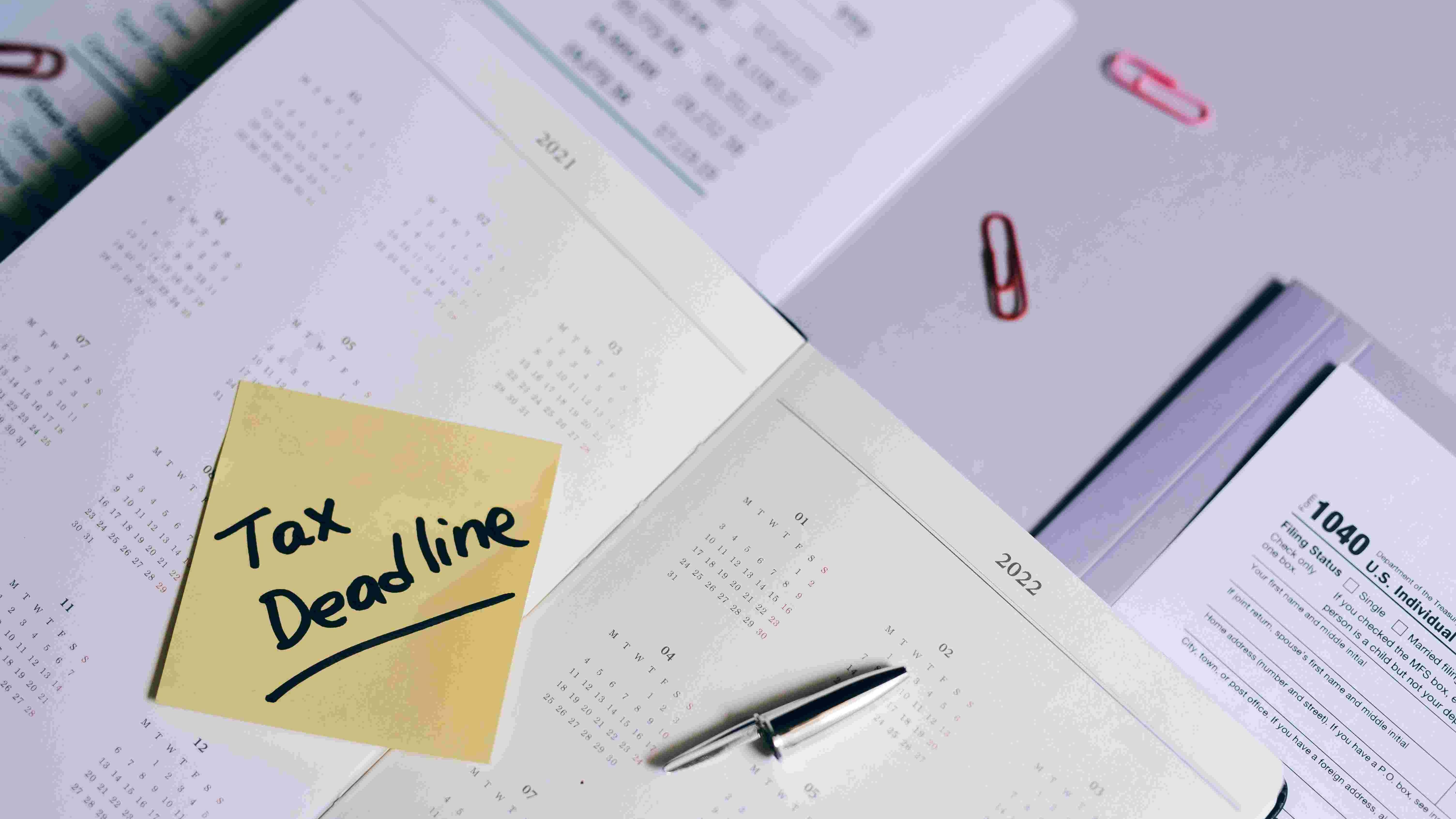 金吾财讯 | 中信建投发研报指，本轮牛市以政策转向为起点，以流动性改善为核心，同时市场风险偏好也受到科技产业景气突破、中美博弈态势变化等多方面因素共同作用而有所提振。长期而言，慢牛格局的主要因素不变；短期来看，策略层面以择机布局为主，时点上等待12月中上旬的联储议息会议和中央经济工作会议落地，期间若调整较充分也可加仓吸筹，关注60日线与半年线支撑和市场缩量情况。