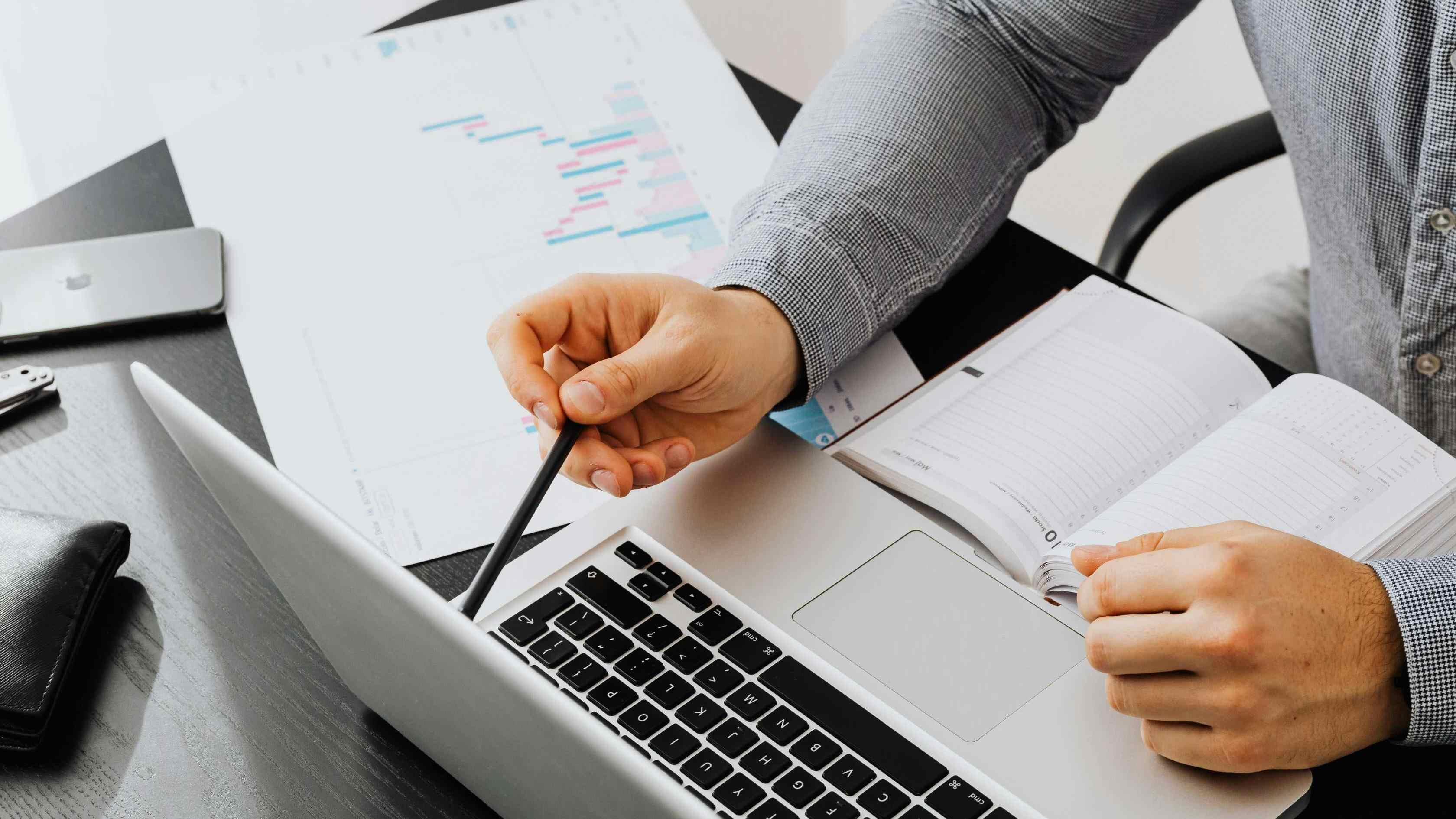 金吾財訊 | 浙商證券研報指，裕元集團(00551)發佈25三季報，25Q1-3實現收入60.2億美元，同比-1.0%，歸母淨利潤2.8億美元，同比-16.0%，其中，製造業務收入42.3億美元，同比+2.3%，歸母淨利潤2.6億美元，同比-12.6%，零售業務收入17.9億美元，同比-7.9%，歸母淨利潤2367萬美元，同比-50.3%；25Q3實現收入19.6億美元，同比-5.0%，歸母淨利潤1.1億美元，同比-27.0%，Q3製造業務高基數下出貨量下滑，但產效提升疊加ASP逆勢向上下利潤率環比改善幅度超預期，零售收入降幅環比收窄，期待後續企穩。該機構指，製造業務產品組合持續優化穩健成長，印尼和印度新產能有序擴張，零售業務庫存仍相對健康收入降幅明顯收窄， 25年1-10月製造業務和零售業務累計收入分別同比+1.2%、-7.0%，預計25-27年公司實現收入83/88/94億美元，同比+1.4%/6.5%/6.6%，歸母淨利潤分別爲3.9/4.4/4.9億美元，對應增速+0.1%/12.2%/10.6%，截止 25/11/21收盤價，對應 PE爲 8/7/7X，24年分紅率68%，對應股息率8%，維持“買入”評級。