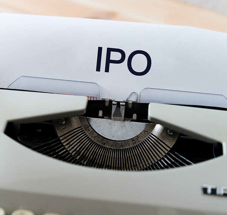 金吾財訊 | 據港交所11月24日披露，科望醫藥集團向港交所主板遞交上市申請，中信證券爲獨家保薦人。公司是一家於2017年成立的處於臨牀階段的生物醫藥公司，致力於全球範圍內開發新一代癌症療法。我們擁有一款核心產品，即ES102，它是一種臨牀先進的六價OX40激動劑抗體。在臨牀試驗中，包括與程序性細胞死亡蛋白1（“PD-1”）抗體聯用於對PD-1檢查點抑制劑耐藥的非小細胞肺癌（“NSCLC”）和食管鱗狀細胞癌（“ESCC”）患者，ES102均顯示出可控的安全性和抗腫瘤活性。截至最後實際可行日期，除核心產品外，我們擁有多項管線資產，其中三項處於臨牀階段。財務方面，於2023年-2024年度，母公司擁有人應占年內虧損爲8.53億元（人民幣，下同）、8799.7萬元；對應同期，研發成本爲1.08億元、1.17億元。截至2025年9月30日止九個月，公司擁有人應占期內虧損1.05億元，研發成本爲7751.3萬元。