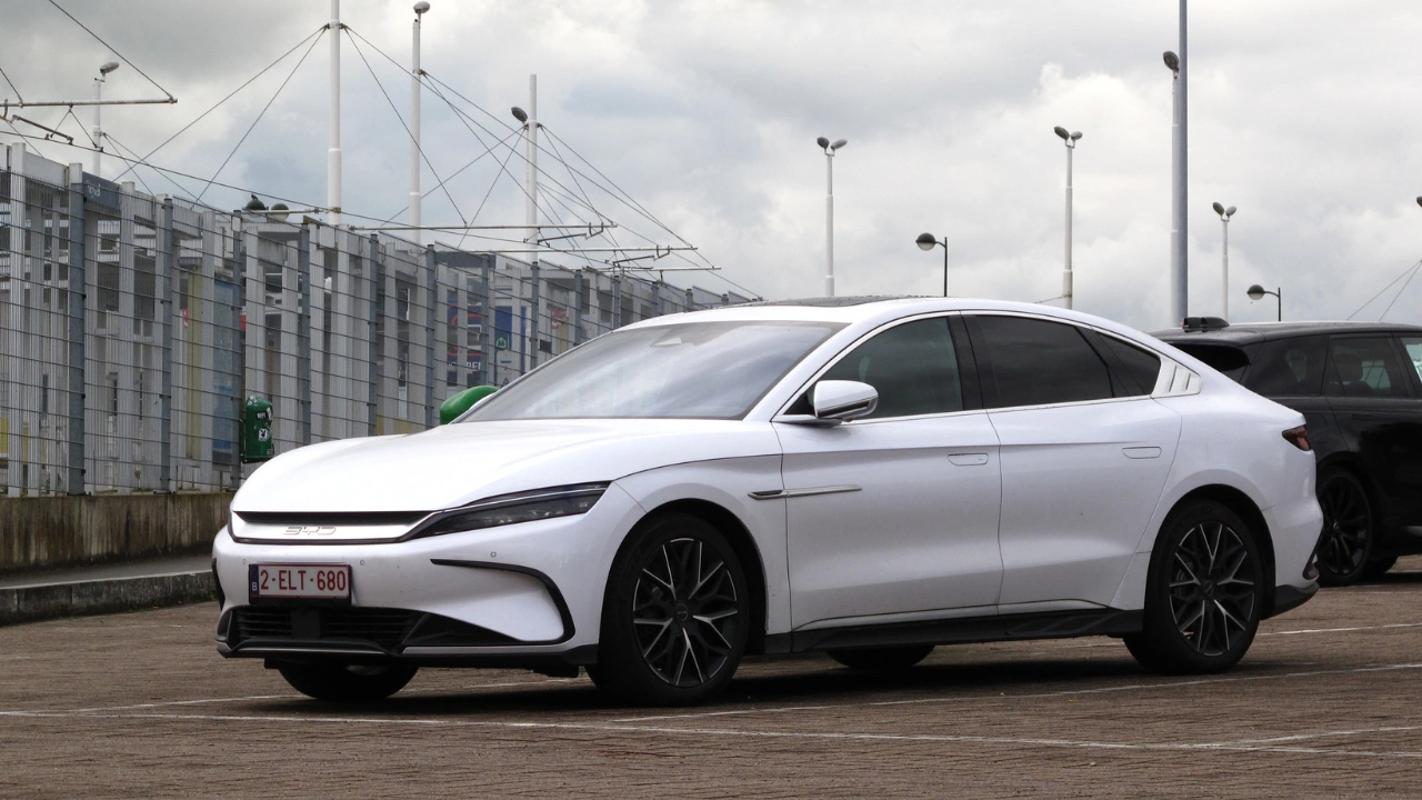 BYD vuelve a tropezar, registrando su tercer descenso mensual consecutivo en ventas tras entregar 480.186 vehículos en noviembre, según las cifras compartidas por el fabricante chino de vehículos eléctricos el lunes. Esta caída del 5,3 % con respecto al año pasado llega en el peor momento posible, justo cuando los compradores en China suelen apresurarse a cerrar tratos antes de […]