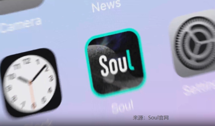 在中文互联网的演进长卷上，每一代人都拥有自己独特的社交版图与精神家园：70后的启蒙与公共言说，始于天涯、榕树下的思想激荡，成熟于微博广场的众声喧哗；80后则将青春托付给QQ，从“嘀嘀”的好友提示音到互踩空间的社交礼仪，从QQ宠物的喂养到偷菜游戏的狂欢，这个综合性社交平台承载了一代人的集体记忆；而对于85后与90后而言，B站不仅是弹幕与鬼畜的乐园，更是一座捍卫纯粹热爱的“二次元圣殿”，是圈层文化的身份徽章。