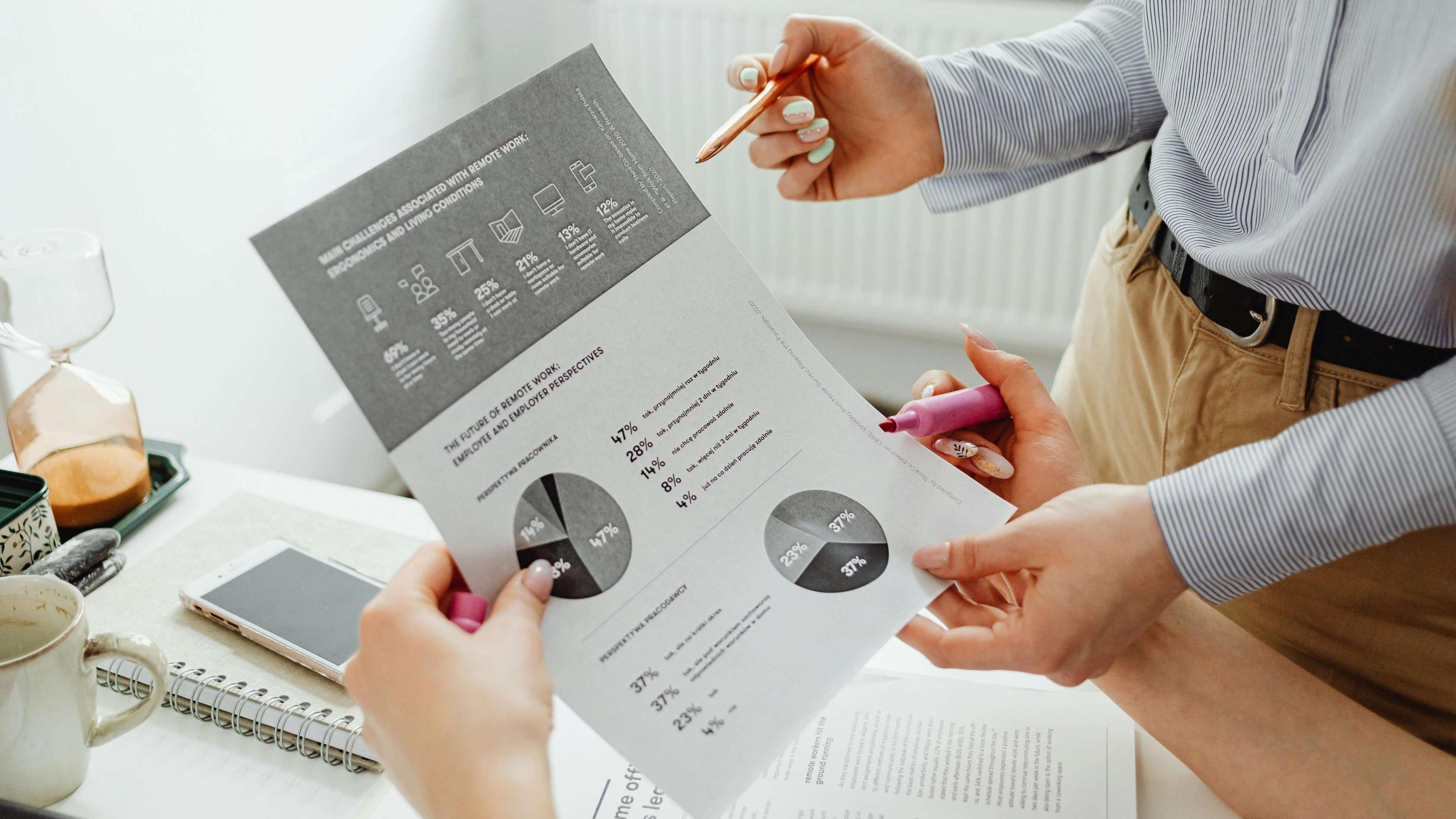 金吾財訊 | 財通證券研報指出，綠城管理控股(09979)是國內房地產輕資產開發模式的先行者與引領者，核心業務模式包括三大代建主業（政府代建、商業代建、資方代建）及三大配套服務（金融服務、產城服務、產業鏈服務），2020年公司在港交所主板上市，成爲國內代建第一股。1H2025公司新拓代建項目總建築面積同比增長13.9%至1989萬平方米，位居行業首位。公司致力於有質量的規模擴張，1H2025公司新拓代建項目代建費預計約50億元，同比增長19.1%，代建費增速高於新拓面積增速。該機構表示，考慮到公司持續深耕代建領域，已形成規模優勢與品牌效應，新拓代建面積和銷售額多年穩居行業榜首，在手訂單充裕，項目啓動逐步提效。我們預計公司2025-2027年歸母淨利潤分別爲6.3億元、6.6億元、7.2億元，EPS爲0.32元、0.33元、0.36元，對應PE爲8.9/8.5/7.8倍。首次覆蓋，給予“買入”評級。