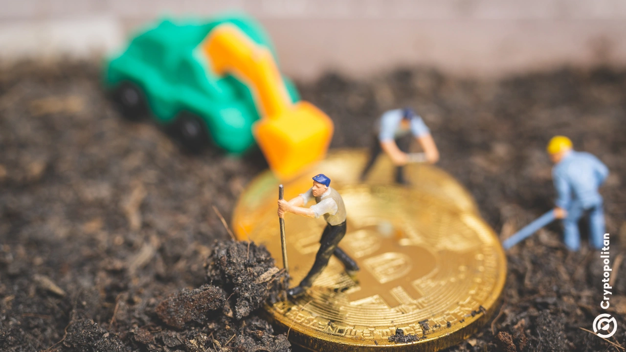 A repressão à mineração Bitcoin na Malásia agora começa pelo ar. De acordo com reportagens da Bloomberg e do Financial Times, drones sobrevoam telhados, buscando sinais de calor estranhos dentro de casas abandonadas, lojas vazias e outras áreas sem atividade. Esses pontos quentes quase sempre indicam plataformas de mineração funcionando sem parar. Em terra, a polícia patrulha com drones.