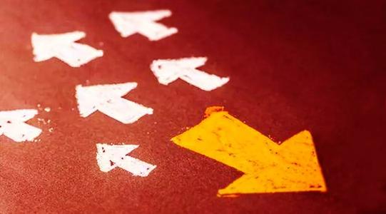 金吾财讯 | 港股三大指数午后涨幅扩大，全日震荡走强，截至收盘，恒指涨1.75%，国企指数涨1.62%，恒生科技指数涨1.87%。蓝筹中，中国人寿(02628)涨5.52%，长江基建集团(01038)涨4.55%，中通快递-W(02057)涨4.36%；跌幅方面，翰森制药(03692)跌0.83%，百威亚太(01876)跌0.64%，东方海外国际(00316)跌0.39%。板块方面，电力设备股震荡走强，东方电气(01072)涨13.59%，哈尔滨电气(01133)涨11.37%，上海电气(02727)涨8.68%，东北电气(00042)涨5.88%，金风科技(02208)涨2.34%。华泰证券表示，根据浙江日报，浙江特高压交流环网工程正式获国家发展和改革委核准批复，预计在2029建成投运，总投资约293亿元，是迄今为止国内投资最高、单体工程量最大的特高压交流工程。该机构看好全国统一电力市场建设加速推进下，十五五期间电网投资保持稳步增长态势，跨省输电通道建设与西部薄弱电网补强需求明确，特高压建设需求处于高位，主网投资有望进一步提速。该机构提到，全国统一电力市场建设加速推进，该机构预计“十五五”期间电网投资有望达到4万亿元以上，相比于“十四五”期间电网投资2.8万亿元显着提升。其中，主网建设助力全国电网网架实现互联互通，是全国统一电力大市场搭建的重要支撑，该机构认为仍将是重点建设方向。中资券商股午后上扬，中国银河(06881)涨6.97%，光大证券(06178)涨5.65%，国泰海通(02611)涨5.55%，中信证券(06030)涨5.00%，中州证券(01375)涨4.74%，国联民生(01456)涨4.40%。中国银河证券发研报指，国家“稳增长、稳股市”、“提振资本市场”的政策目标将持续定调板块未来走向，流动性适度宽松环境延续、资本市场环境持续优化、投资者信心重塑等多方面因素共同推动证券板块景气度上行。当前环境下，中长期资金加速入市，市场活跃度维持高位，资本市场展现出“健康牛”态势，财富管理转型、国际业务拓展、金融科技赋能均有望成为行业提升ROE驱动力。当前板块估值处于历史低位，防御反弹攻守兼备。建议关注综合实力强劲的头部券商，以及在财管、自营、跨境等业务领域具备差异化竞争优势的券商。个股方面，钧达股份(02865)涨8.29%。国证国际指出，钧达股份TOPCon产能为44.4GW，在国内布局两个生产基地，分别为安徽滁州及江苏淮安。两个基地的产能均为22.2GW。安徽滁州生产基地为世界首批实现TOPCon电池大规模量产的基地之一。公司生产基地均实现高效的智能自动化生产。公司具备快速扩大产能规模的能力，滁州及淮安生产基地建设均在4-5 个月时间内完成。公司现有生产基地具备技改空间，可适应新技术路线。如果未来TBC电池实现大规模量产，公司现有产线可改造用于生产TBC 电池，提高投资收益率。开源证券发研报指，光伏拐点已现：反内卷持续推进，关注底部反转当前光伏行业反内卷已取得一定积极成效，Q3 主链上游环节预计显著减亏。后续重点关注供需两条主线：(1)供给侧：硅料收储平台落地及产业链限产措施。(2)需求侧：关注“十五五”光伏装机需求支撑，出口退税取消及严禁低于成本价销售要求的执行。在供需两端反内卷的推进下，产业链供需关系有望迎来快速修复，并推动组件价格抬升。具备阿尔法的标的在行业贝塔修复中具备更大弹性。长飞光纤光缆(06869)涨7.79%。长飞光纤光缆公告，拟折让约14.93%配售合共7000万股配售股份。每股配售价32.26港元，较2025年12月9日(即配售协议日期)于联交所所报的收市价每股H股37.92港元折让约14.93%。配售事项完成后每股配售股份将配售的净额(经扣除费用、佣金及开支)约为31.85港元。公司拟将所得款项净额用作下列用途：(1)约80%将用于发展本公司的海外业务；及(2)约20%将用作本集团的一般营运资金。长江证券发布研报称，全球AI算力需求迸发，云商财报亮眼、云订单快速积累，资本开支再次上调、投入力度显著增强；算力卡交付提速。数据中心互联需求持续攀升，光芯片产能满载，高速光模块供不应求，扩产加速落地。光纤光缆、高速线缆与液冷等配套设备扩容。AI与算力主线强劲上行。光大证券认为，与往年牛市相比，当前指数仍然有相当大的上涨空间，但是在国家对于“慢牛”的政策指引之下，牛市持续的时间或许要比涨幅更加重要。不过短期来看，市场可能缺乏强力催化，叠加年末部分投资者在行为上可能趋于稳健，股市短期或以震荡蓄势为主。*本文由FIU金融资讯智能生成算法生成，版本为V1.0.4，生成时间 2025-12-12