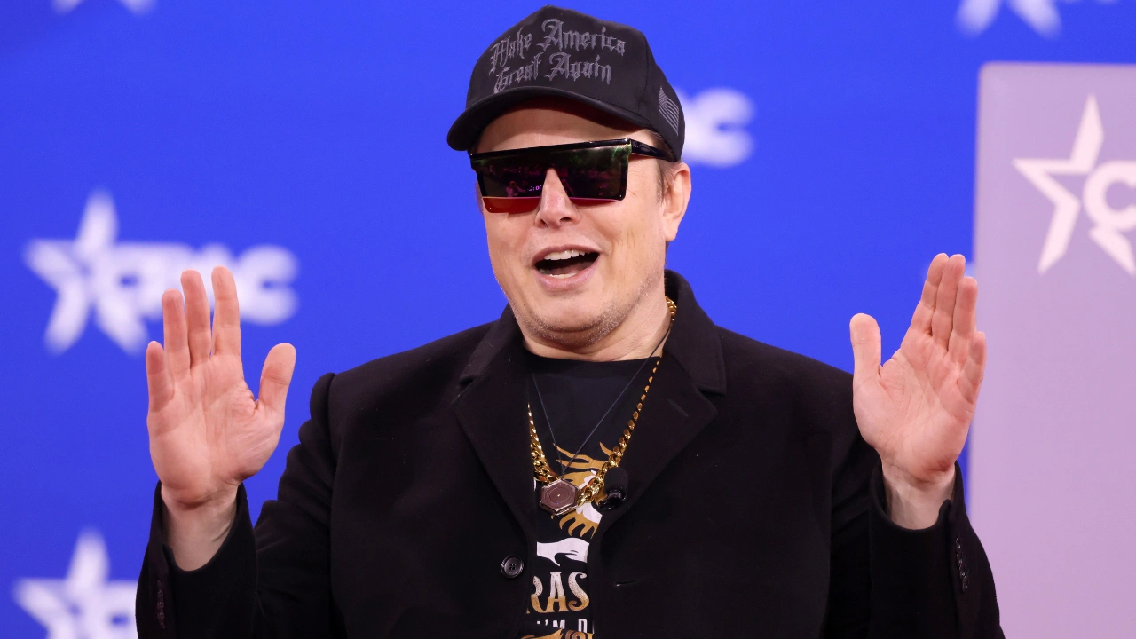 Elon Musk está impulsando a SpaceX hacia una valoración de 800 000 millones de dólares para su salida a bolsa el próximo año, y toda la iniciativa se basa en gran medida en la capacidad de Elon para persuadir a la gente con solo confianza, escala y esa mezcla de certeza y caos que lleva consigo en cada espacio. Bret Johnsen, director financiero de SpaceX, describió una venta secundaria de acciones […]