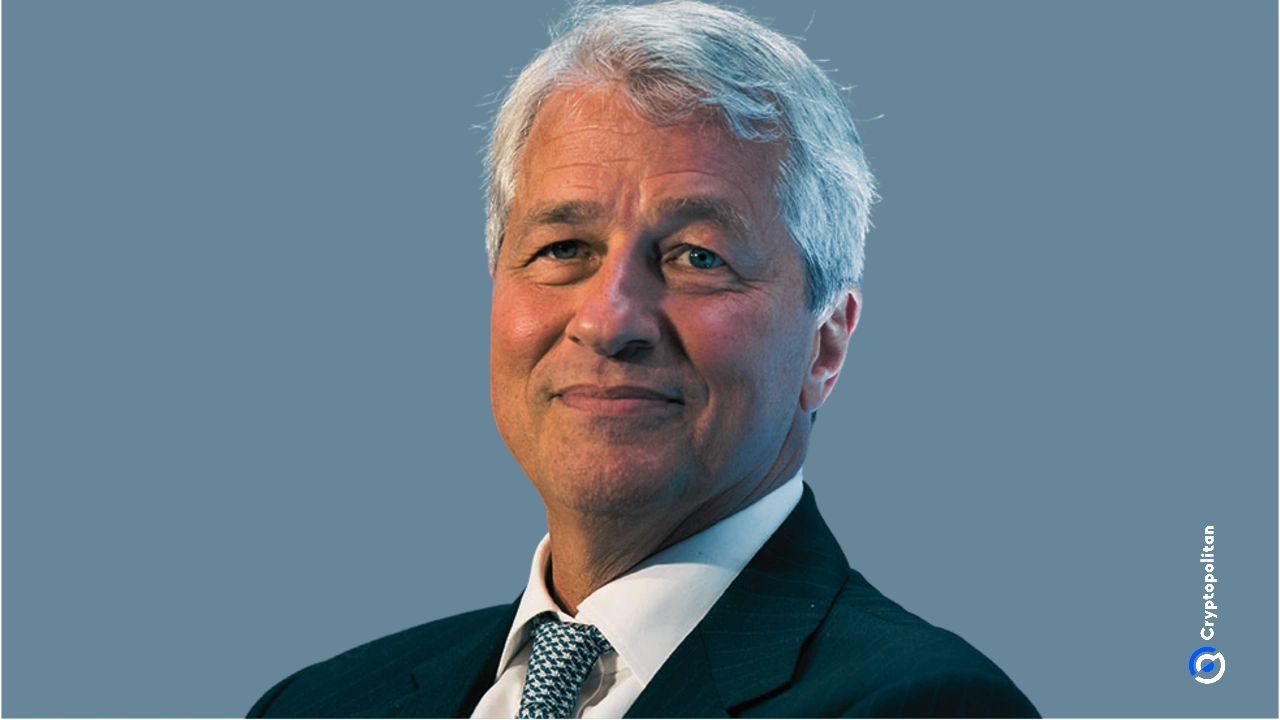 El director ejecutivo de JPMorgan Chase, Jamie Dimon, ha advertido sobre los efectos previstos de la adopción de la inteligencia artificial en el mercado laboral. En declaraciones a FOX News, Dimon ofreció una evaluación contundente de lo que se avecina a medida que la inteligencia artificial continúa extendiéndose por Estados Unidos. Si bien Dimon señala el efecto negativo, su mensaje a los estadounidenses […]