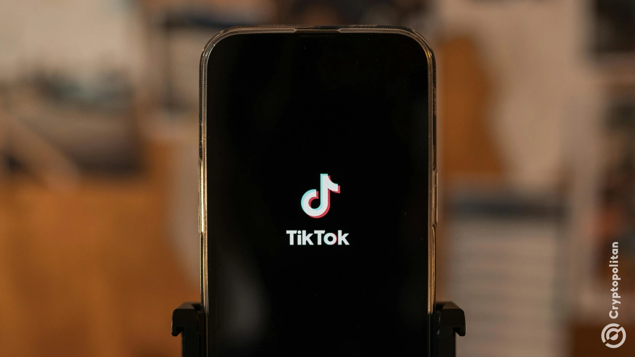 TikTok ha sido acusada de promover anuncios falsos generados por IA en su plataforma. La plataforma, que depende en gran medida de los ingresos publicitarios, ha sido acusada de facilitar el aumento de anuncios falsos, dañinos y, en la mayoría de los casos, generados por IA, que cada vez se cuelan más fácilmente. La publicidad se ha convertido en el motor de la mayoría de las redes sociales […]