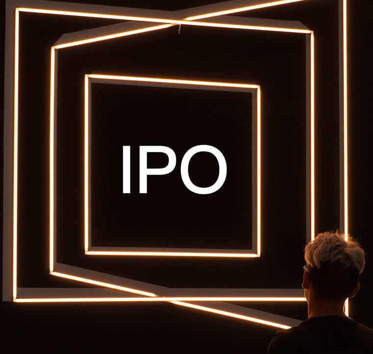 金吾财讯 | 国投证券国际发布智汇矿业(02546)IPO点评报告根据招股书，公司从事西藏的锌、铅及铜的探矿、采矿、精矿生产及销售。根据上海有色网资料，以2024年西藏锌精矿、铅精矿及铜精矿的平均年产量计，公司分别排名第五位、第四位及第五位。于2024年，公司于西藏分别占锌精矿总产量的11.1%、铅精矿总产量的4.2%及铜精矿总产量的0.1%。公司在蒙亚啊矿包括一个自2007年起已投入商业营运阶段的露天矿场和一个已于2025年第二季度开展商业运营的地下矿场。于2025年7月31日，露天矿场的总矿石储量为1,438.0千吨，平均品位分别为4.90%锌、0.69%铅、0.10%铜及10.09克╱吨银；及我们的地下矿场的总矿石储量为10,623.0千吨，平均品位分别为4.14%锌、2.99%铅、0.21%铜及35.00克╱吨银。于独立技术报告日期，露天矿场的剩余矿场服务年限为8年，地下矿场的剩余年限为31年。根据招股书，公司2022/2023/2024以及2024前七个月/2025同期，总收入分别约为人民币482.35百万元/546.13百万元/301.43百万元/以及人民币72.62百万元/256.63百万元，同比+13.2%/-44.8%以及253.4%，其中锌精矿的销售占比超过50%，铅精矿占比30-40%；铜精矿毛利率最高超过80%，锌精矿毛利率波动较大。母公司应占溢利分别为117.9百万元/154.7百万元/55.9百万元以及-0.004百万元/51.74百万元。同比+31.2%/-63.9%以及扭亏为盈。2024年收入大幅下降主要是恶劣天气和产线升级导致生产期缩短，今年已有较好恢复。集资用途：约29.2%（或137.5百万港元）将用于全面提升采矿能力；约23.4%（或100.0百万港币）用于增加在西藏采矿权范围内的探矿投资；约18.7%（或88.0百万港元）用于提升选矿生产能力及优化精矿生产能力；约14.0%（或66.0百万港元）用于投资及收购具有增长潜力的资产；约7.7%（或36.1百万港元）用于2030年之前用作营运资金及其他一般企业用途；约7.0%（或33.0百万港元）用于2026年之前用作偿还银行贷款。该机构表示，公司拥有位于西藏的蒙亚啊矿场，主要产品为锌精矿、铅精矿、铜精矿，在西藏排名较为靠前，产品预计未来有稳定需求。公司已实现盈利归母净利润大约在1亿多港币水平，2024年受到天气以及产线升级等因素业绩受到影响，今年已有较好恢复；经营性现金流也为正大概1-2亿港币，基石投资人为招金矿业等，集资需求不大，在5亿港币左右。公司招股估值20亿港元左右，2024年P/E大概在36x左右，比较贵，但预计2025年业绩能有较大好转。从打新角度，公司所在行业金属矿业近期较为热门，公司虽然市值小但已实现盈利，有正向现金流，集资金额较小流通盘不多预计超额认购倍数较多；但公司业务容易受到产品价格波动影响较大，且矿山剩余采购年限不长。综上给于评分“5.5”，建议关注。