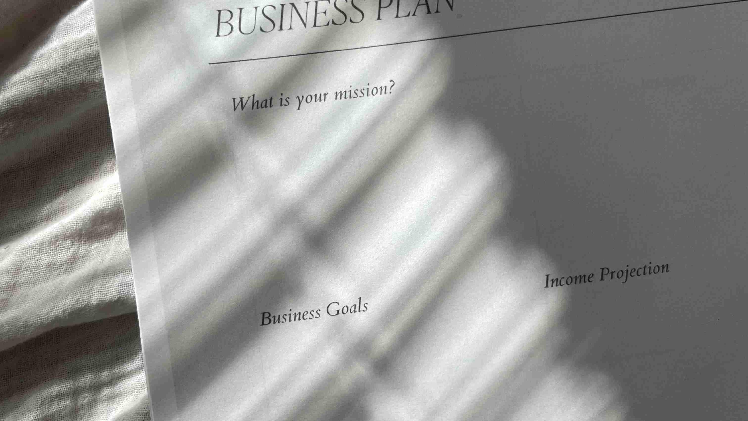 金吾财讯 | 中信建投表示，2026年政策利好驱动业绩持续增长，板块有望重新定价。2025年证券行业进入新一轮增长周期，但券商股票因缺少独立催化、前两年悲观情绪的延续等原因而导致超额收益不佳。当前“服务新质生产力+中长期资金入市+券商国际化机遇”三大核心利好逻辑尚未被市场充分定价，其驱动的投行、资管、国际业务等新动能，有望在2026年后逐步兑现至行业基本面，为中长期业绩弹性与韧性提供坚实支撑，无需担忧增长断层。