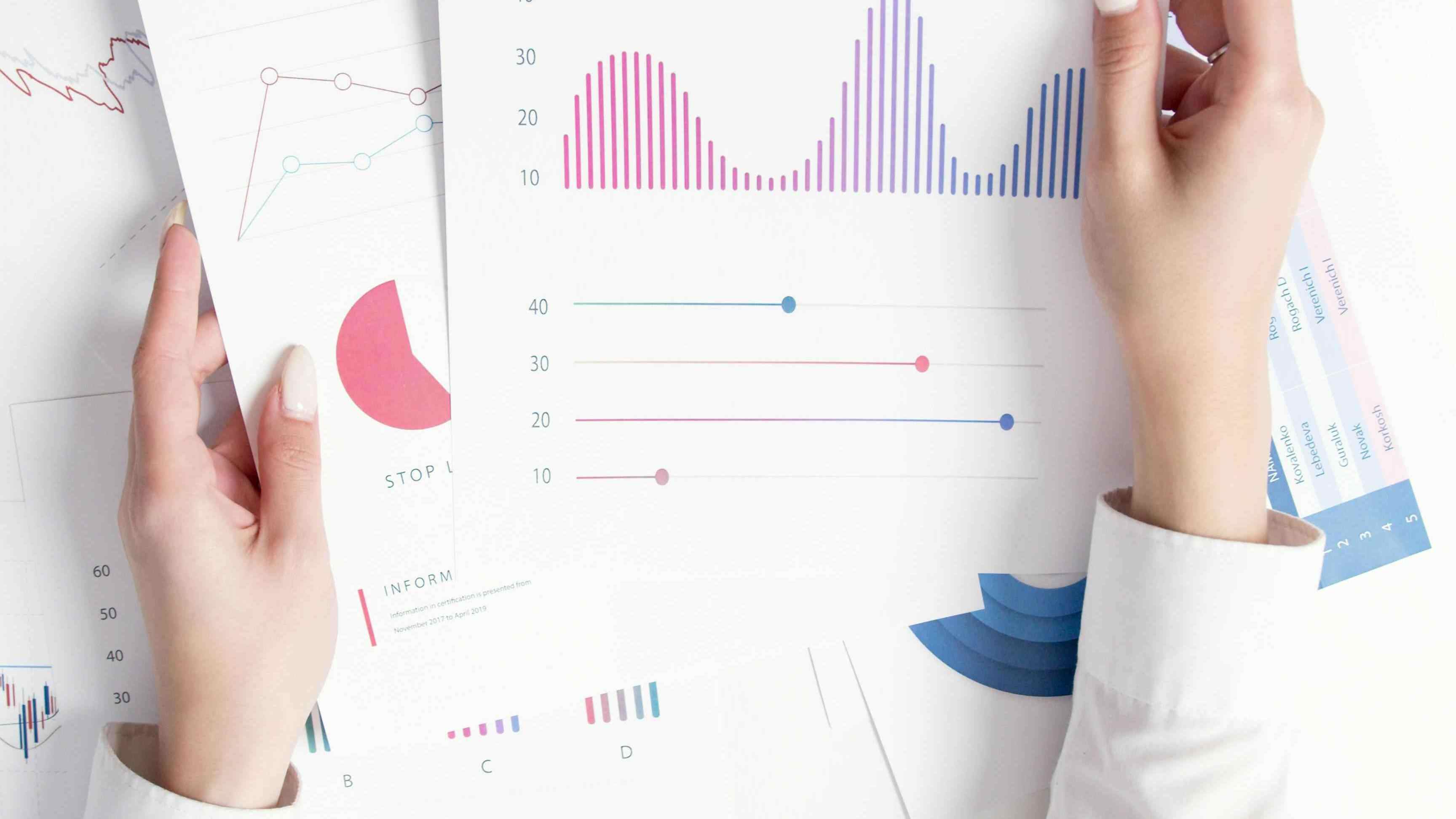 金吾财讯 | 华泰证券表示，据国家统计局，11月社零总额同增1.3%至4.4万亿元，增速环降1.6pct，低于Wind一致预期（2.9%），主要受到“双十一”促销周期前置，及家电家具等国补品类基数抬升影响。除汽车以外的消费品零售额同比增长2.5%。展望未来，随着提振消费专项行动继续深入，以及高质量供给增加，国内消费有望延续温和复苏态势。该机构看好大消费板块的结构性投资机会与龙头估值重估，重点推荐四条投资主线：1）国货崛起与品牌全球化；2）AI赋能下的科技消费；3）情绪消费；4）低估值高股息白马龙头。