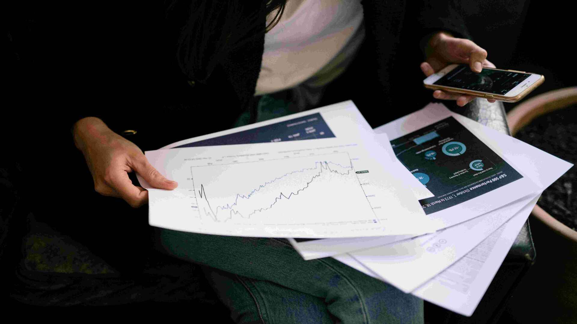 金吾财讯 | 港股指数小幅高开，恒指涨0.03%，国企指数涨0.12%，恒生科技指数涨0.09%。翰森制药(03692)涨1.89%，紫金矿业(02899)涨1.34%，吉利汽车(00175)涨1.13%，龙湖集团(00960)涨0.99%。跌幅方面，中国海洋石油(00883)跌1.24%，恒安国际(01044)跌1.17%，药明康德(02359)跌0.99%。锂业股走高，天齐锂业(09696)高开3.73%、赣锋锂业(01772)高开3.61%，华西证券表示，本周碳酸锂价格环比上涨，碳酸锂持续去库。且根据每日经济新闻，宁德时代旗下宜春枧下窝锂矿12月12日未能如期复产。综合来看，需求支撑下的去库预期将对价格底部形成稳固支撑，预计短期内碳酸锂价格将保持偏强运行，后续需持续关注宁德时代宜春锂矿复产情况。该机构推荐关注二线新增锂资源量供给较多的公司。港湾家族办公室业务发展总监郭家耀表示，美股周二个别发展，美国最新失业数据上升，拖低大市气氛，科技股低位反弹，纳指逆市上升，三大指数收市升跌不一。美元持续向下，美国十年期债息回落至4.14厘水平，金价高位回落，油价走势偏软。港股预托证券个别发展，预料大市早段变动不大。内地股市昨日下跌，沪综指反覆低收，收市下跌1.1%，沪深两市成交额亦有所缩减。港股跟随外围向下，指数失守多条移动平均线，低见25,000点水平，创出近月新低，大市成交保持清淡。蓝筹股普遍下跌，投资者年结前保持谨慎，预料指数再度考验25,000点支持，反弹阻力在26,000点水平。*本文由FIU金融资讯智能生成算法生成，版本为V1.0.4，生成时间 2025-12-17