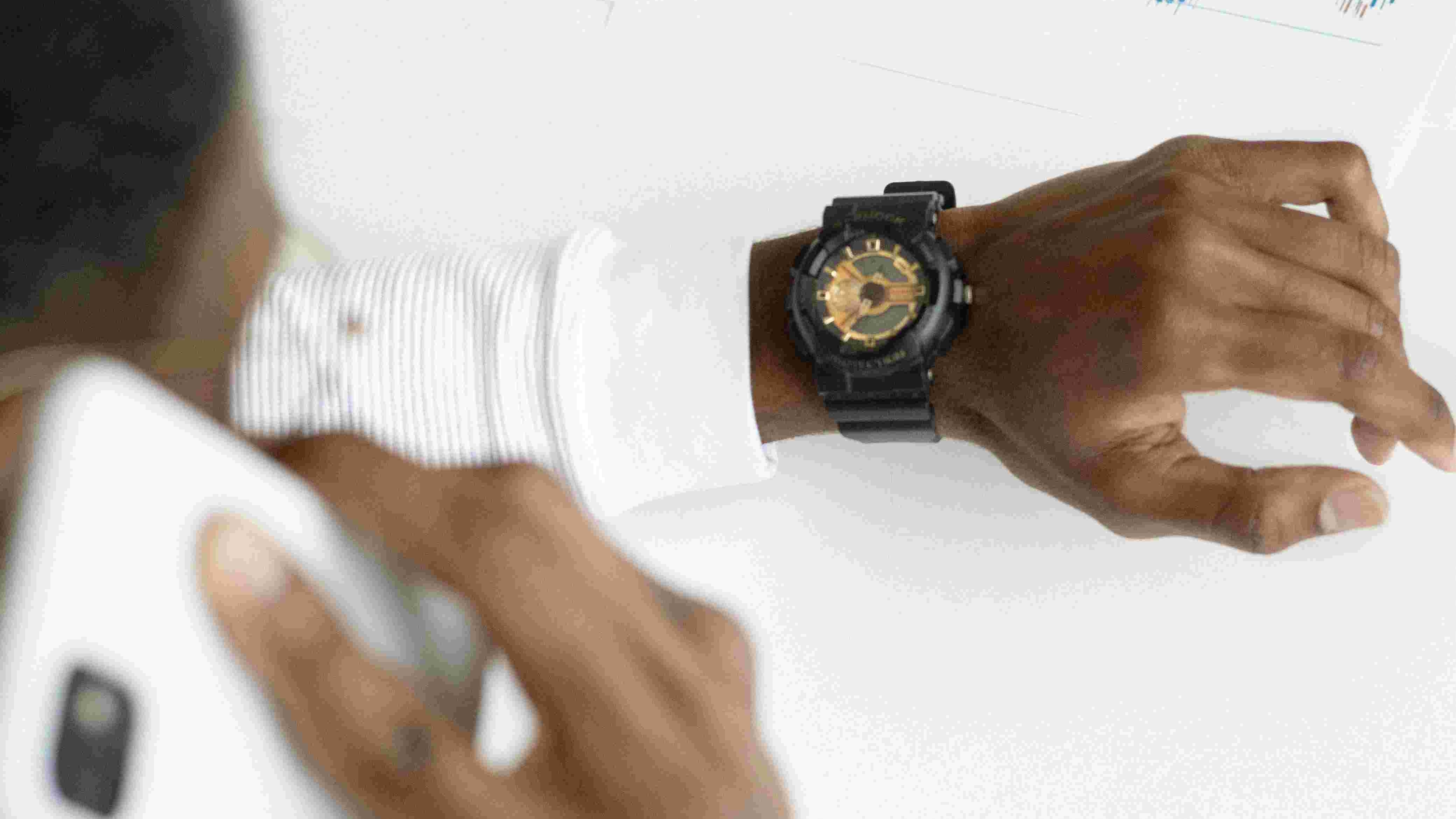 金吾财讯 | 华泰证券表示，11月航司客座率同比提升幅度仍较为明显，不过淡季效应显现，票价同比涨幅逐步回落。三大航+春秋+吉祥ASK/RPK分别同增7.1%/10.6%，客座率同增2.7pct至85.9%，同时根据航班管家数据，第45周-48周（11/3- 11/30）国内线含油票价同增3.4%，但在12月前两周转为同比下降1.3%。往后展望，淡季高频数据或难以形成催化，短期波动市场关注度较低，更为关注26年春运数据表现；中长期行业供给增速或将保持低位，景气改善有望传导至票价提升，同时油价和美元兑人民币汇率有望降低成本压力，共同改善航司盈利。该机构指，11月中下旬开始，或由于淡季、中日航班临时调整、展会等催化因素减弱，行业票价同比涨幅回落。根据航班管家数据，第49周-50周（12/1-12/14）国内线含油票价同降1.3%。不过市场短期对于淡季票价关注度不高，26年春运数据或为之后关注重点。往后展望，受制于上游产能，飞机引进增速较低，且飞机日利用率已基本恢复，该机构预测26E供给增速将由25E的6.0%进一步放缓至4.4%；同时需求稳步随经济增长，中性预测26E同增5.3%，行业有望迎来供需改善。并且由于客座率已较高，景气向上有望“从量向价”传导，体现为票价弹性，该机构认为将催化航司盈利释放。