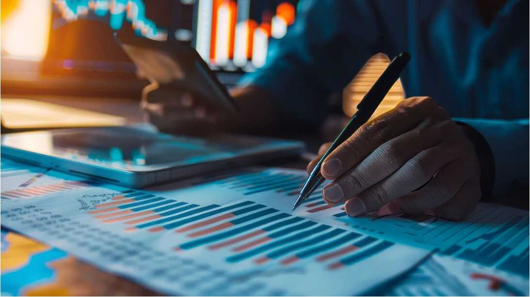 金吾财讯 | 中金指出，近期内外因素共同影响A股表现，其中外部因素起主导作用，具体来看，1）外部方面：从流动性角度，上周的美联储FOMC会议如期降息25bp，但会议整体中性偏鹰，更新的“点阵图”维持2026年只有一次降息的预测，鲍威尔表示进一步降息门槛提高；并且本周五日央行也将公布议息会的结果，根据此前日央行与市场沟通，中金预计日本央行或将加息25bp至0.75%，市场担忧此前日元套息交易逆转带来的负面影响再现，对流动性敏感的港股调整较大，情绪传染至A股。此外，近期美股AI泡沫的担忧有所回升，部分大型科技公司的下跌也对国内AI产业链带来影响。2）内部方面：11月经济数据昨日发布，相比10月继续边际走缓，固定资产投资的同比降幅较大，社会零售消费增速也受“以旧换新”政策高基数影响而回落，金融数据中的M1同比也在10月和11月连续放缓，市场经历连续数月上涨之后，对于基本面数据的关注度上升。中金表示，在本轮AI科技革命中，我国凭借制度红利、人才红利、大市场、大长全产业链等多方面优势取得突破，我国在AI、航空航天、创新药以及文化等多领域实现“DeepSeek时刻”，中国创新能力得到重新认识。当前AI革命已进入应用关键期，我国创新产业在A股市场占比持续提升并有望兑现业绩。考虑本轮上涨行情的底层逻辑并未动摇，中金认为市场中期趋势仍然向好。