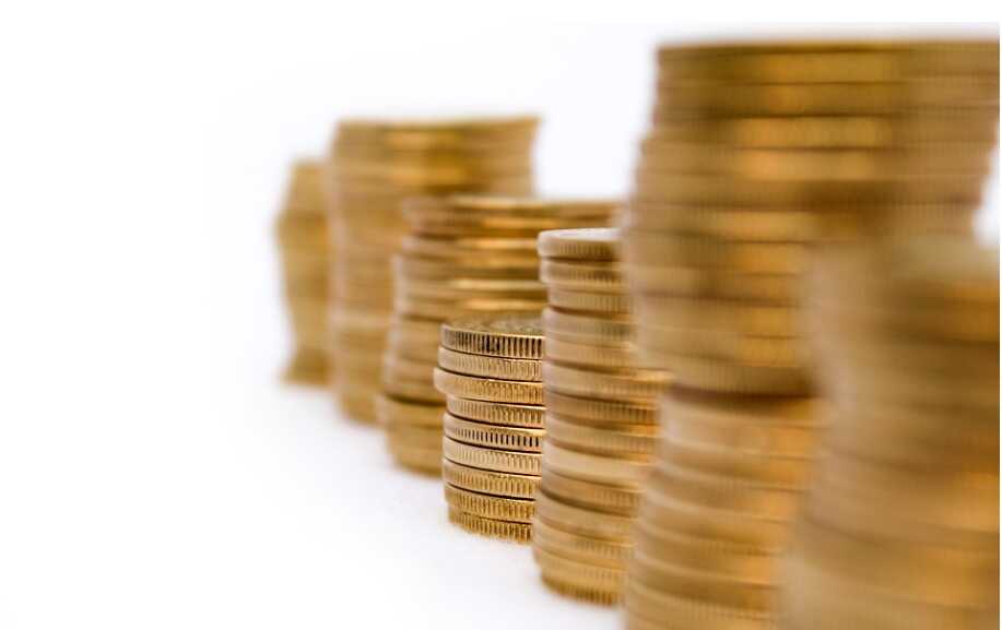 金吾财讯 | 深圳市人力资源和社会保障局等部门近日印发《关于加强青年人才来深发展服务保障的若干措施》，其中提出，青年人才中的应届高校毕业生，来深求职面试、实习见习，可以通过“深梦扬帆”“青年驿站”等项目，申请最长15天免费住宿。青年人才可以申请租住过渡性住房，租金标准为市场参考租金的60%左右，优惠期不超过36个月。优惠租住期间，应当持续符合有关租住条件，不符合的按规定退出住房。优惠租住期满后，应当退出过渡性住房。青年人才未租住过渡性住房的，可以申请安居补贴，每月1250元（税后1000元），发放期不超过24个月。符合市、区新引进优秀青年人才入户补贴条件的，可以申请标准为博士10万元、硕士最高5万元、本科最高3万元的入户补贴。