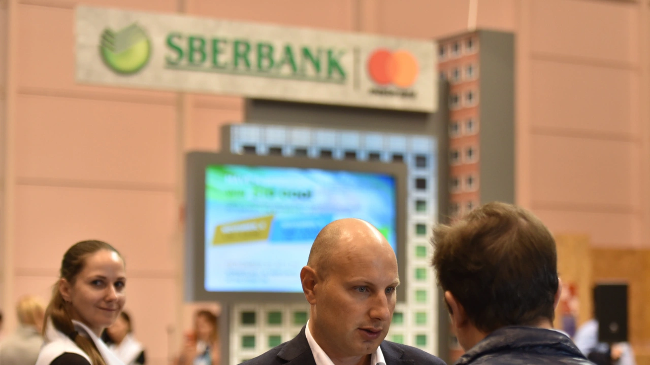 El gigante ruso de servicios financieros Sberbank podría comenzar pronto a ofrecer préstamos garantizados con criptomonedas, según reveló uno de sus altos ejecutivos. La noticia llega justo después de que la autoridad monetaria de Moscú publicara un plan para regular las transacciones de activos digitales en Rusia, incluyendo la prestación de servicios relacionados. Sberbank espera prestar moneda fiduciaria […]