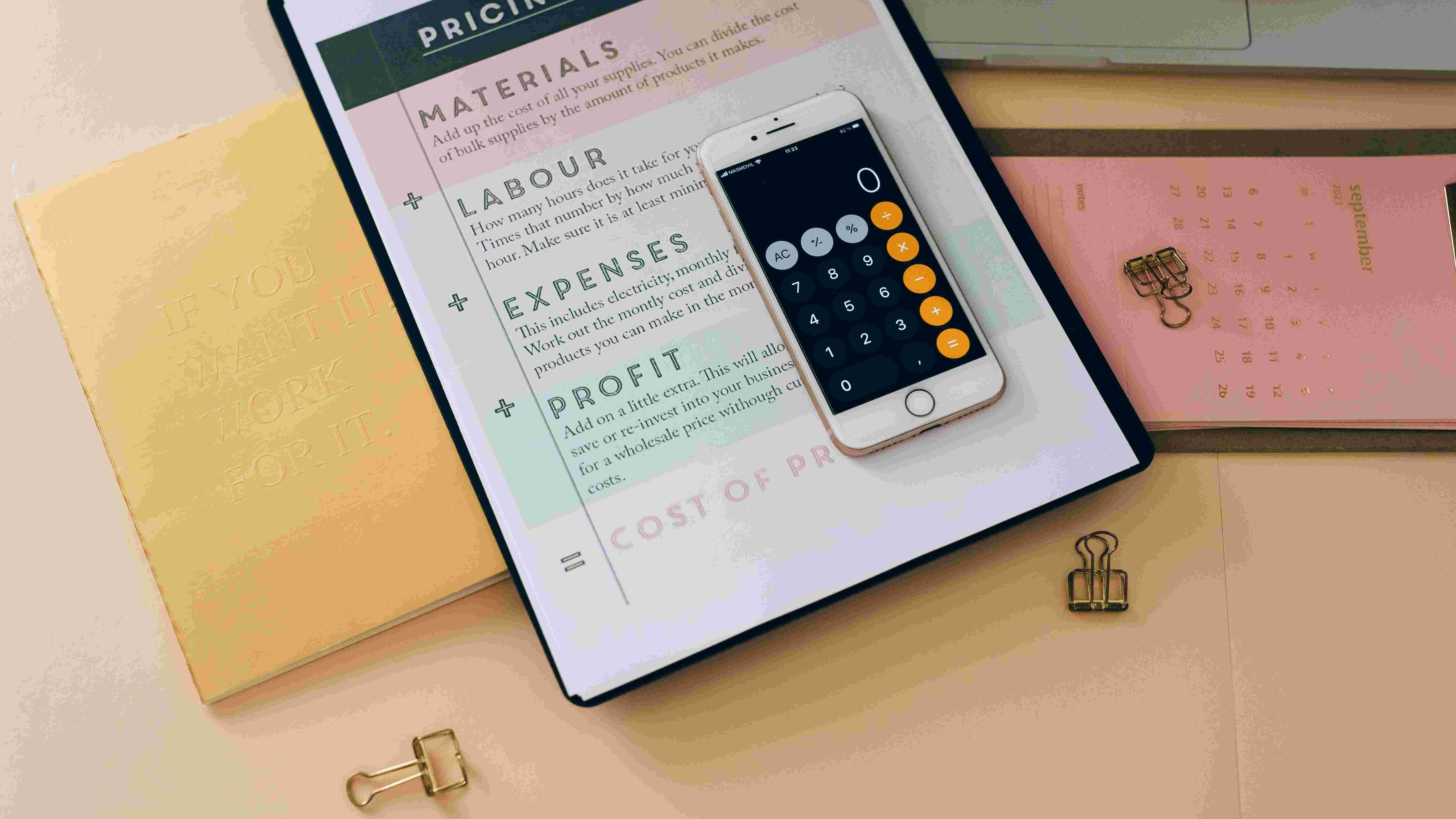 金吾財訊 | 平安證券研報指出，基石藥業(02616)成立於2016年，以臨牀開發爲核心驅動力，擁有一支兼具深厚科研背景與豐富行業經驗的管理團隊，致力於研發管線與前沿技術的創新佈局。截至2024年年報披露，公司已成功上市4款創新藥，並通過內部研發與外部合作，共擁有16款候選藥物組成的研發管線。該機構指，公司核心項目CS2009（PD-1/VEGF/CTLA4三抗）臨牀2期、CS5001（ROR1ADC）臨牀1期。早期管線包括CS5005（SSTR2ADC）、CS5006（整合素β4ADC）、CS5007（EGFR/HER3ADC）、CS5008（DLL3/SSTR2雙抗ADC）、CS5009（PD-L1/B7H3ADC）等，此外在慢病自免領域佈局CS2013（BAFF/APRIL雙抗）與CS2015（OX40L/TSLP雙抗），預計未來將陸續推至臨牀。上半年公司實現收入0.49億元。近年來公司加強費用管控，年內虧損呈現收窄趨勢，2024全年淨虧損爲0.91億元。2025年上半年因短期戰略調整影響當期收入，淨虧損爲2.70億元。截至2025年6月30日，公司現金及現金等價物6.53億元，7月完成配售獲淨款項約4.26億元，進一步增強了資金儲備。該機構表示，公司以臨牀開發爲引擎，研發1.0階段商業化產品貢獻可靠現金流量，研發2.0階段項目創新佈局研發管線及前沿技術，核心品種已邁入臨牀試驗階段且後續將持續推進候選項目進入臨牀，該機構預計2025-2027年公司實現收入1.95/4.64/6.33億元，首次覆蓋給予“推薦”評級。