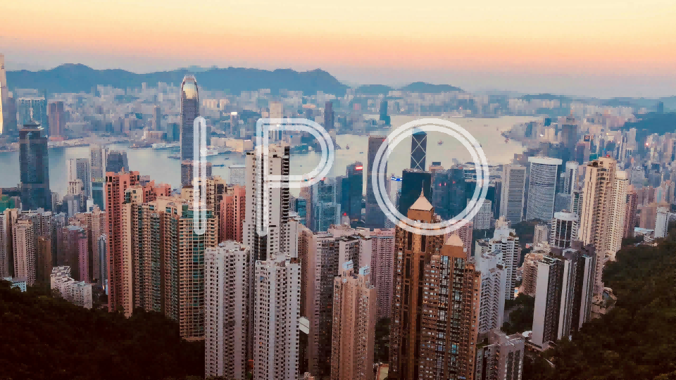 金吾財訊 | 隨着香港資本市場改革效能的集中釋放，以及內地對“新質生產力”企業出海的有力支持，2025年港股IPO市場迎來標誌性復甦，全年募資金額超2856億港元，時隔四年再度突破2000億港元大關並登頂全球第一，較2024年大幅增長近2.5倍，徹底扭轉此前連續數年的疲軟態勢。全年的亮眼表現更在年末迎來衝刺，12月26家企業掛牌上市，更有“6鑼齊鳴”的火熱場景。更具前瞻意義的是，截至12月底，港交所處理中的IPO申請高達316宗，是前一年的近2.8倍，龐大的申請儲備爲後續市場熱度延續提供了堅實保障。德勤資本市場服務部預測，在目前超過300宗上市申請個案的名單支持下，2026年全年香港新股市場將有約160只新股融資不少於3000億港元。預計其中將有7只新股，每隻最少融資100億港元，其中包括內地龍頭企業。除了有大量A+H股上市申請人外，科技、傳媒及電信、醫療及醫藥、消費、國際公司，以及在美上市的中概股的上市項目也將成爲市場關注的焦點。12月募資王——京東工業整體而言，12月港股掛牌新股數量雖達到26家，但板塊內始終缺乏具備市場號召力的“獨角獸”企業引領熱度。京東集團旗下專注於工業供應鏈技術與服務的京東工業，以將近30億港元的成績，奪得12月新股募資王頭銜。值得注意的是，這也是劉強東旗下繼京東集團、京東健康、京東物流、達達集團、德邦股份之後，第六家成功登陸資本市場的公司。回溯京東工業的上市進程，其闖關之路可謂一波三折。據公開公告信息顯示，公司曾分別於2023年3月、2024年9月及2025年3月三次向港交所遞交招股書，但均因招股書6個月的有效期屆滿而未能推進上市流程，直至2025年11月才成功通過聆訊。京東工業成立於2017年，公司通過“太璞”數智化供應鏈解決方案爲企業客戶提供一站式工業品採購及供應鏈管理服務，涵蓋商品、採購、履約及運營四個環節。據灼識諮詢，按2024年交易額計算， 京東工業以4.1%的市場份額位居中國工業供應鏈技術與服務市場首位，其規模達到第二名的近三倍。公司盈利能力強勁，2022年， 淨虧損12.69億元，主要源於優先股公允價值變動。2023年，公司成功扭虧爲盈，實現淨利潤480萬元。2024年淨利潤大幅提升至7.62億元，同比增長近158倍。2025年上半年，淨利潤已達4.51億元，同比增長55.2%。從行業來看，中國工業供應鏈市場雖然規模龐大，但其數字化轉型仍處於早期階段，這爲相關技術服務提供商帶來了廣闊的發展空間。根據行業報告，2024年該市場的數字化滲透率僅爲6.2%，遠低於美國（約15%）。不過，工業互聯網作爲融合工業製造與數字技術的細分賽道，企業的盈利模式、長期增長潛力及風險管控能力均需接受市場與監管的雙重嚴苛檢驗。需要警惕的是，即便成功登陸港交所，京東工業未來的發展仍面臨多重挑戰。工業互聯網行業競爭日趨激烈，傳統制造企業跨界入局、科技公司技術突圍，市場格局未定；另一邊，如何將技術優勢轉化爲持續盈利能力、實現規模化盈利，仍是其需要解決的關鍵難題。(來源：港交所、整理：金吾財訊)12月超購王——樂摩科技樂摩科技以超過7300倍的成績，一舉斬獲12月"超購王"稱號。據招股結果顯示，公司全球發售555.56萬股H股，香港公開發售股份數目佔全球發售股份數目10%，獲認購7324.29倍；國際發售股份數目佔全球發售股份90%，獲認購倍6.78倍。作爲國內機器按摩服務行業的絕對龍頭，樂摩科技的行業地位毋庸置疑。2022至2024年，公司連續三年以交易額計穩居行業榜首，2024年的市場份額更是高達42.9%，收入端市佔率更突破50%，相當於國內每兩塊錢的機器按摩消費中就有一塊來自該公司。截至2025年7月，公司已在全國31個省級行政區的339個城市佈設超4.8萬個服務網點，投放按摩設備超53.5萬張，規模相當於第二名至第五名的設備總量之和。不過，公司亦在亮眼的市場表現與行業地位背後，仍存在潛藏的經營風險。一方面，公司業務結構高度單一成爲制約公司發展的關鍵短板。2024年，公司機器按摩服務收入佔總營收的比重高達98.11%。這種高度依賴單一業務的模式，使得公司抗行業週期波動與政策變動的能力較弱，一旦機器按摩賽道出現需求萎縮、競爭加劇或政策調整等情況，公司經營業績將面臨直接衝擊。另一方面，，公司一定程度陷入"增收不增利"的發展困境，2024年，樂摩科技營收同比增長36%，但權益股東應占利潤卻同比下滑1.76%；截至2025年8月31日止八個月，公司營收同比增長13.8%至5.54億元，但權益股東應占利潤同比下滑5.68%至8855萬元。與此同時，公司毛利率持續承壓走低，從2023年的41.79%降至2024年的36.07%；前8個月總毛利率小幅回升至36.58%，但直營模式毛利率下滑5.37個百分點至30.38%。(來源：港交所、整理：金吾財訊)12月打新難度榜榜首——金巖高嶺新材12月港股新股市場熱度飆升，多隻熱門標的躋身“千分之一梯隊”，其中金巖高嶺新材以0.03%的極低中籤率，成爲當月“最難打中”的新股；同期樂摩科技、印象大紅袍一手中籤率均爲0.8%，美聯股份0.75%，打新競爭白熱化。金巖高嶺新材專注於煤系高嶺土的開採與深加工業務，核心產品覆蓋精鑄砂粉、耐火材料等多個品類，廣泛應用於精密鑄造、耐火材料製造等下游領域。根據弗若斯特沙利文的行業調研數據，以2024年中國煤系煅燒高嶺土企業的收入規模爲統計口徑，金巖高嶺新材以5.4%的市場份額位居行業第五，是國內煅燒高嶺土領域具備核心競爭力的生產商之一。公司的業務發展高度依託自身豐富且優質的煤系高嶺土礦產資源，其主打產品爲精鑄用莫來石材料與耐火用莫來石材料，兩類產品分別是精密鑄造型殼、耐火材料生產過程中的關鍵原材料；與此同時，公司亦對外銷售生焦生粉，供下游客戶開展進一步的深加工處理。回顧過往三年發展歷程，金巖高嶺新材曾展現出高速增長的發展態勢。2022-2024年，公司營業收入分別達到約1.90億元、2.05億元和2.67億元，三年期年複合增長率約爲17.4%；同期淨利潤實現跨越式增長，分別錄得約0.24億元、0.44億元和0.53億元，年複合增長率高達48.6%。然而值得警惕的是，公司存在單一礦山支撐全部產能的顯着經營風險。截至2025年5月31日，金巖高嶺新材的全部產能均依託於安徽省淮北市的一座高嶺土礦山，該礦山資源總量爲1864.9萬噸，其中探明資源量236.6萬噸、控制資源量899萬噸、推斷資源量729.2萬噸。按照公司年產能40萬噸的開採規模測算，該礦山剩餘可開採年限僅爲16年。需要注意的是，公司目前既無收購新礦山以擴充資源儲備的相關規劃，也未明確披露拓展新業務賽道的戰略佈局。若現有礦山出現開採事故、年限提前耗盡等情況，將面臨無替代產能的風險。(來源：港交所、整理：金吾財訊)12月回報榜榜首——諾比侃2025年12月港股新股市場呈現“冰火兩重天”的分化格局，全月上市的26只新股中，15只實現首日上漲、1只平盤、10只遭遇破發，漲跌陣營表現懸殊。其中，AI基建運維龍頭諾比侃以363.75%的首日漲幅登頂，不僅成爲12月“最掙錢肉籤”，更刷新2025年港股新股首日最大漲幅紀錄。12月23日當日，諾比侃開盤報319.8港元，較招股價高299.75%，全日最低亦有310港元，最高即爲收盤價371港元，較招股價高363.75%，以收盤價計算，不計手續費，每手50股，賬面賺14550港元。據悉，諾比侃成立於2015年，專注於人工智能技術和數字孿生等先進技術，核心能力是將底層技術與應用場景深度結合，主要向客戶銷售基於不同AI行業模型的軟硬件一體化解決方案，如在AI+交通、AI+能源及AI+城市治理等領域的產業化應用。該等一體化解決方案的主要呈現形式爲：後端內嵌有AI軟件的一體機；前端設備，主要包括精密檢測機器人、高速AI相機及邊緣分析設備。在漲幅陣營中，輕鬆健康、寶濟藥業、果下科技等標的同樣表現亮眼，首日漲幅均突破100%，這類個股或聚焦高增長消費賽道，或深耕生物醫藥細分領域，憑藉清晰的業務邏輯和成長預期獲得市場認可。值得注意的是，12月30日出現的“6鑼齊鳴”無一破發，五一視界、英矽智能分別上漲29.9%、24.66%，覆蓋AI、機器人、國貨消費的多元熱門賽道。與漲幅陣營的火爆形成鮮明對比，部分新股首日遭遇重創。明基醫院、翰思艾泰首掛跌幅均超40%，其中翰思艾泰收盤跌幅達46.25%，成爲年內生物科技板塊破發幅度最大的案例。目前無自主商業化產品，核心管線仍處於臨牀早期，且選取的CD47靶點全球尚無成功商業化案例，研發風險極高，成爲其破發背後的隱憂。(來源：港交所、整理：金吾財訊)近期遞表一覽：     公司名稱      狀態      最新發布日期      板塊        上海萬怡醫學科技股份有限公司      正在處理      1/1/2026      主板        xTool Innovate Limited      正在處理      1/1/2026      主板        深圳市景旺電子股份有限公司      正在處理      1/1/2026      主板        廣東導遠科技股份有限公司      正在處理      1/1/2026      主板        深圳宏芯宇電子股份有限公司      正在處理      1/1/2026      主板        Suplay Inc.      正在處理      1/1/2026      主板        景澤生物醫藥（合肥）股份有限公司 - B      正在處理      31/12/2025      主板        蘇州極易科技股份有限公司      正在處理      31/12/2025      主板        琥崧科技集團股份有限公司      正在處理      31/12/2025      主板        酷賽智能科技股份有限公司      正在處理      31/12/2025      主板        天九共享智慧企業服務股份有限公司      正在處理      30/12/2025      主板        北京藍色光標數據科技集團股份有限公司      正在處理      30/12/2025      主板        易控智駕科技股份有限公司      正在處理      29/12/2025      主板        上海合合信息科技股份有限公司      正在處理      29/12/2025      主板        國民技術股份有限公司      正在處理      29/12/2025      主板        上海漢得信息技術股份有限公司      正在處理      29/12/2025      主板        用友網絡科技股份有限公司      正在處理      29/12/2025      主板        悅康藥業集團股份有限公司      正在處理      29/12/2025      主板        深圳承泰科技股份有限公司      正在處理      24/12/2025      主板        深圳四方精創資訊股份有限公司      正在處理      24/12/2025      主板        蘇州優樂賽共享服務股份有限公司      正在處理      24/12/2025      主板        廣州新濟醫藥股份有限公司 - B      正在處理      24/12/2025      主板        Frontera Therapeutics - B      正在處理      23/12/2025      主板        北京海致科技集團股份有限公司      正在處理      22/12/2025      主板        濰柴雷沃智慧農業科技股份有限公司      正在處理      22/12/2025      主板        瑞派寵物醫院管理股份有限公司      正在處理      22/12/2025      主板        龍迅半導體（合肥）股份有限公司      正在處理      22/12/2025      主板        吉因加科技(紹興)股份有限公司      正在處理      21/12/2025      主板        深圳市兆威機電股份有限公司      正在處理      19/12/2025      主板        深圳華大北斗科技股份有限公司      正在處理      19/12/2025      主板        蘇州澤璟生物製藥股份有限公司      正在處理      19/12/2025      主板        美格智能技術股份有限公司      正在處理      19/12/2025      主板        深圳市道通科技股份有限公司      正在處理      19/12/2025      主板        福信富通科技股份有限公司      正在處理      19/12/2025      主板        岸邁生物科技有限公司 - B      正在處理      18/12/2025      主板        科酈有限公司      正在處理      18/12/2025      主板        巴奴國際控股有限公司      正在處理      17/12/2025      主板        未來穿戴健康科技股份有限公司      正在處理      17/12/2025      主板        珠海金智維人工智能股份有限公司      正在處理      15/12/2025      主板        廣州廣合科技股份有限公司      正在處理      14/12/2025      主板        奧動新能源股份有限公司      正在處理      12/12/2025      主板        廣東丸美生物技術股份有限公司      正在處理      11/12/2025      主板        孩子王兒童用品股份有限公司      正在處理      11/12/2025      主板        主線科技（北京）股份有限公司      正在處理      11/12/2025      主板        石藥創新制藥股份有限公司      正在處理      10/12/2025      主板        上海君賽生物股份有限公司 - B      正在處理      10/12/2025      主板        深圳市飛速創新技術股份有限公司      正在處理      10/12/2025      主板        米多多集團股份有限公司      正在處理      9/12/2025      主板        聖桐特醫（青島）營養健康科技股份公司      正在處理      5/12/2025      主板        潮州三環(集團)股份有限公司      正在處理      5/12/2025      主板        杭州高光製藥股份有限公司 - B      正在處理      4/12/2025      主板        深圳曦華科技股份有限公司      正在處理      3/12/2025      主板        紫光股份有限公司      正在處理      3/12/2025      主板        深圳市尚鼎芯科技股份有限公司      正在處理      2/12/2025      主板        深圳市華曦達科技股份有限公司      正在處理      2/12/2025      主板        倍通數智開曼控股有限公司      正在處理      2/12/2025      主板        安克創新科技股份有限公司      正在處理      2/12/2025      主板        深圳市大族數控科技股份有限公司      正在處理      2/12/2025      主板        深圳傳音控股股份有限公司      正在處理      2/12/2025      主板        深圳樂動機器人股份有限公司      正在處理      1/12/2025      主板   (來源：港交所、整理：金吾財訊)