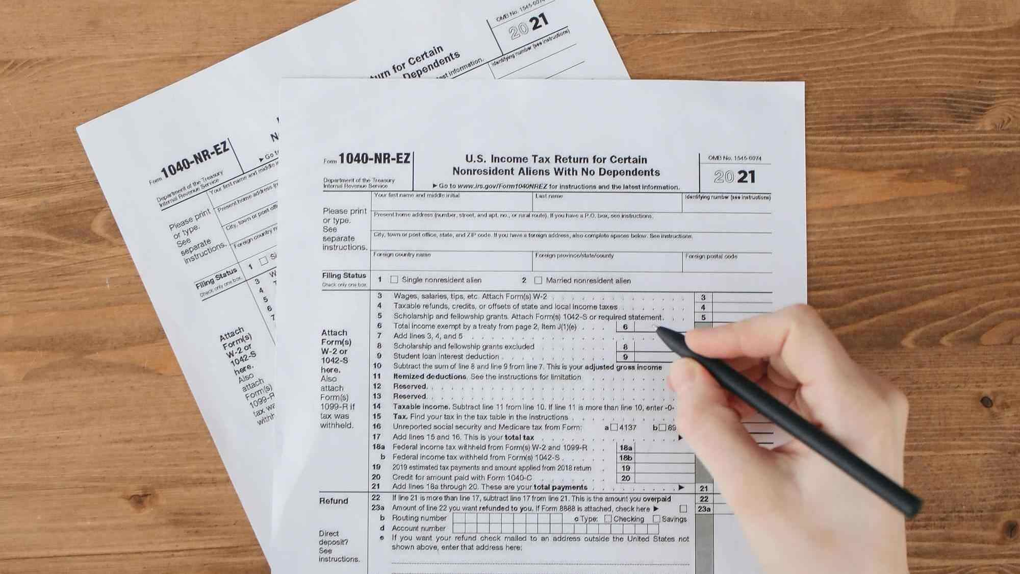 金吾财讯 | 据农业农村部监测，1月14日“农产品批发价格200指数”为128.10，比昨天上升0.01个点，“菜篮子”产品批发价格指数为130.59，比昨天上升0.02个点。截至今日14:00时，全国农产品批发市场猪肉平均价格为18.06元/公斤，比昨天上升0.1%；牛肉65.48元/公斤，比昨天下降0.1%；羊肉62.77元/公斤，比昨天上升0.1%；鸡蛋7.75元/公斤，比昨天上升0.8%；白条鸡17.78元/公斤，比昨天上升0.4%。重点监测的28种蔬菜平均价格为5.51元/公斤，与昨天持平；重点监测的6种水果平均价格为7.84元/公斤，比昨天上升0.5%。鲫鱼19.30元/公斤，比昨天下降0.1%；鲤鱼13.66元/公斤，比昨天下降0.1%；白鲢鱼10.45元/公斤，比昨天下降1.1%；大带鱼39.72元/公斤，比昨天下降0.4%。