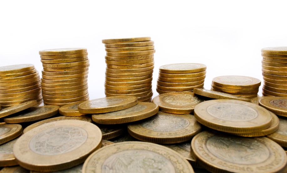 金吾财讯 | 台积电(TSM)公布Q4财报。期内，营收336.7亿美元(10460.9亿新台币)，同比增长25.5%，环比增长5.7%，超出指引上限；毛利率62.3%，大幅超出59%-61%指引区间，同比提升3.3个百分点。净利润5057.4亿新台币，同比增长35%，净利率达48.3%。全年营收1224.2亿美元，同比增长35.9%；EPS66.25新台币，增长46.4%。