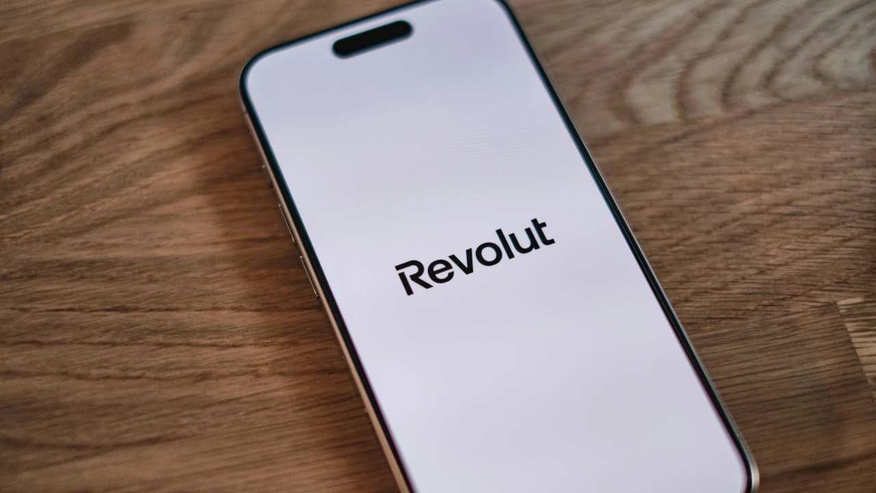 A Revolut, aplicativo financeiro global com sede no Reino Unido e mais de 60 milhões de clientes, anunciou uma vaga para "Gerente de Tecnologia de Criptomoedas" nos Emirados Árabes Unidos. A vaga surge meses depois de a empresa ter recebido a aprovação preliminar do Banco Central dos Emirados Árabes Unidos para suas licenças de Serviços de Pagamento de Valores Armazenados e Serviços de Pagamento no Varejo. Na ocasião, a Revolut observou que […]