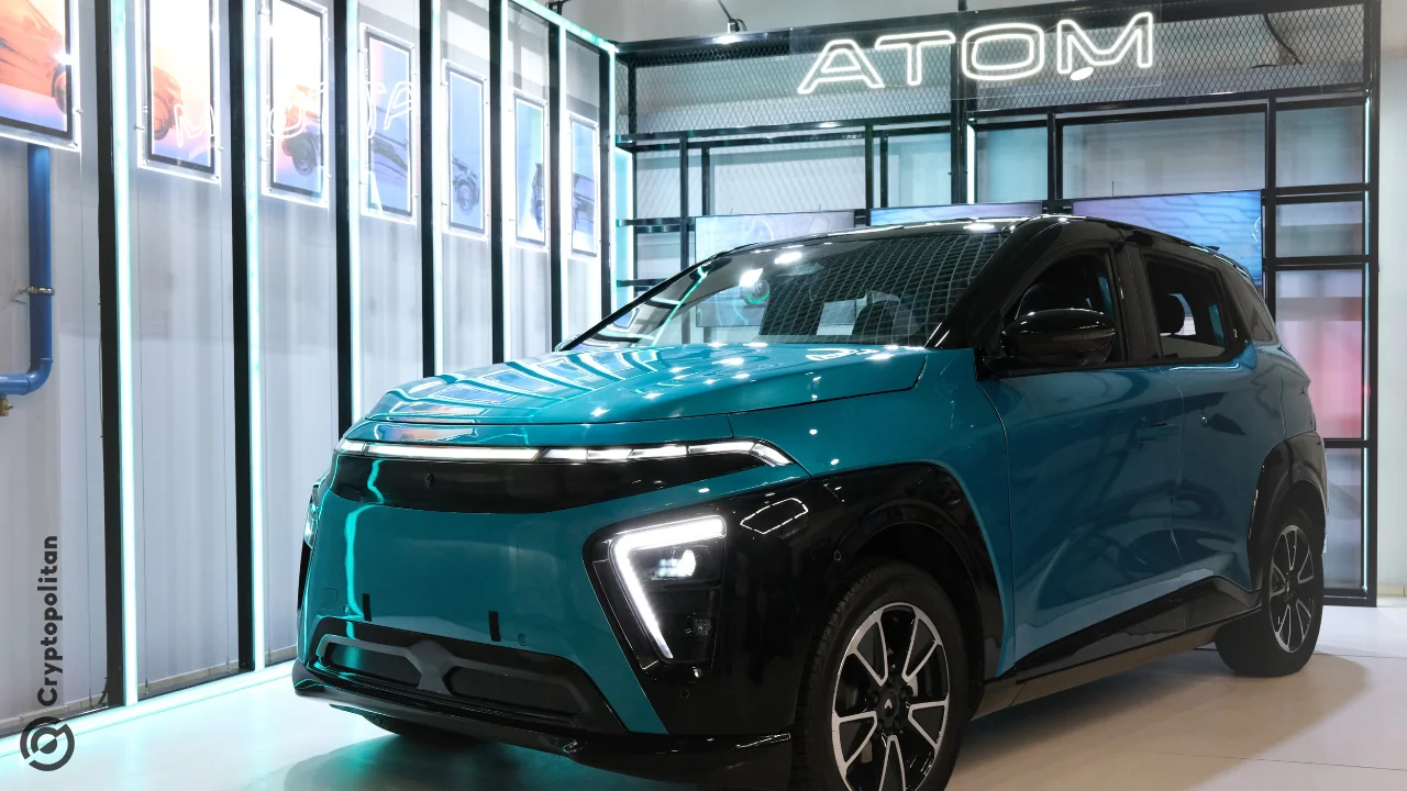 As vendas do carro elétrico russo Atom devem começar em breve, com a promessa de preços mais baixos do que os oferecidos pelos concorrentes chineses. O veículo elétrico de fabricação russa está em desenvolvimento e testes há bastante tempo, e as primeiras encomendas foram aceitas há cerca de três anos. As vendas do Atom começarão em abril, segundo a fabricante Kama