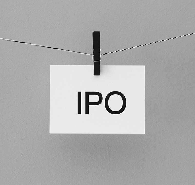 金吾财讯 | 澜起科技(06809)首挂收报175港元，较招股价高63.72%，全日成交额33.96亿港元，不计手续费，每手100股，账面赚6811港元。该股早盘首挂开报168港元，较招股价高57.17%，全日最低156港元，最高176港元。对应A股澜起科技(688008)收盘报173.45元人民币，涨幅6.06%。H股较A股折让约10.57%。