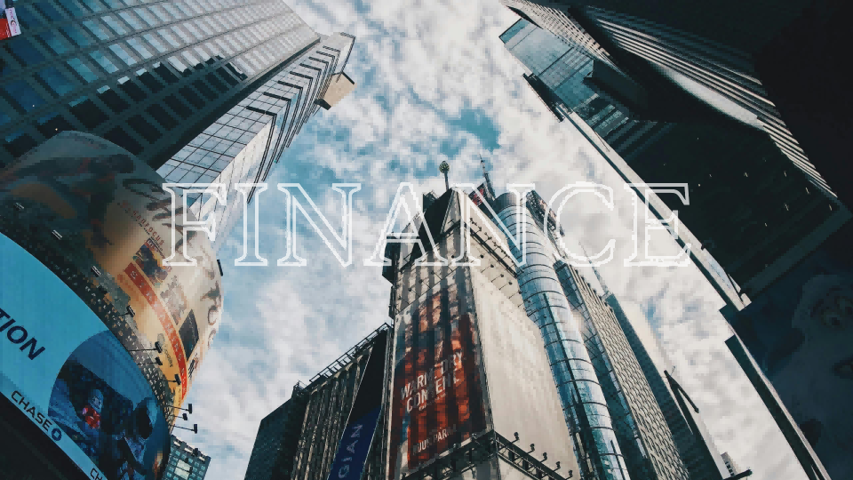 金吾财讯 | 意法半导体(STM)盘前涨超6%，截至发稿，报31.820美元。消息面上，意法半导体宣布，通过一项为期多年、涉及多个产品类别的数十亿美元商业合作，与亚马逊云科技（AWS）深化战略协作，此次合作确立意法半导体为AWS先进半导体技术与产品的战略供应商，技术将集成于AWS计算基础设施中。意法半导体称，此次合作涵盖广泛的半导体解决方案，意法半导体将提供涵盖高带宽连接的专属技术能力，包括高性能混合信号处理、用于智能基础设施管理的先进微控制器，以及满足超大规模数据中心运营所需能效要求的模拟与电源集成电路。