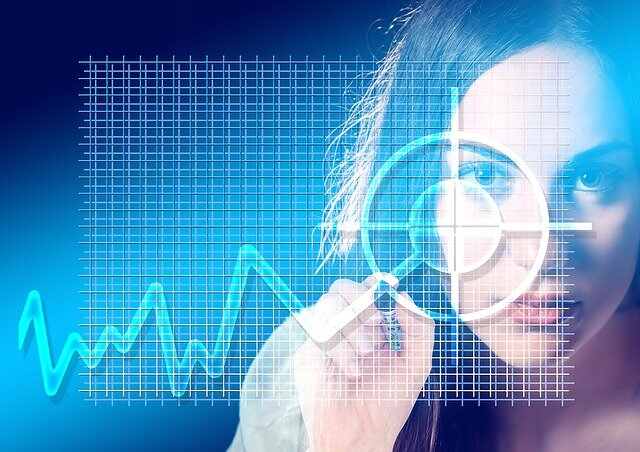 金吾财讯 | 港股开盘向好，恒指高开0.65%，国企指数高开0.64%，恒生科技指数高开0.82%。紫金矿业(02899)涨2.86%，泡泡玛特(09992)涨2.41%，网易(09999)涨2.35%，中国平安(02318)涨1.37%。跌幅方面，携程集团(09961)跌0.88%，交通银行(03328)跌0.72%，中国海外发展(00688)跌0.61%，百济神州(06160)涨0.57%。汇聚科技(01729)低开1.68%，公司宣布，拟配售1.08亿股新股份，占扩大后股本5.16%，每股配售价15.22港元，较2月9日收市价17.9港元折让14.97%，集资16.438亿港元，净额16.345亿港元，约50%用于支持集团的战略投资及收购；约30%用于集团发展全球业务及扩展海外业务；及约20%用于营运资金及一般企业用途，以支持本集团业务营运及增长。九方智投控股(09636)低开2.8%，公司发盈喜，预期截至2025年12月31日止年度股东应占净溢利介乎约9亿元至9.3亿元人民币(下同)，而2024年同期股东应占净溢利约2.72亿元。港湾家族办公室业务发展总监 郭家耀表示，美股周一表现向好，科技股走势强劲，带动大市进一步反弹，三大指数均录得升幅收市。美元显着回落，美国十年期债息维持于4.2厘水平，金价持续反弹，油价表现亦向好。港股预托证券普遍上升，预料大市早段跟随高开。内地股市昨日上升，沪综指高开高走，收市上升1.4%，沪深两市成交额亦略为增加。港股跟随外围反弹，指数重上27,000点水平，蓝筹股普遍上升，整体成交保持活跃。外围走势改善，有利大市气氛，北水假期前录得净流出，或抑制大市进一步上升空间，预料指数在27,500有较大阻力，下方支持在26,800点水平。*本文由FIU金融资讯智能生成算法生成，版本为V1.0.4，生成时间 2026-02-10