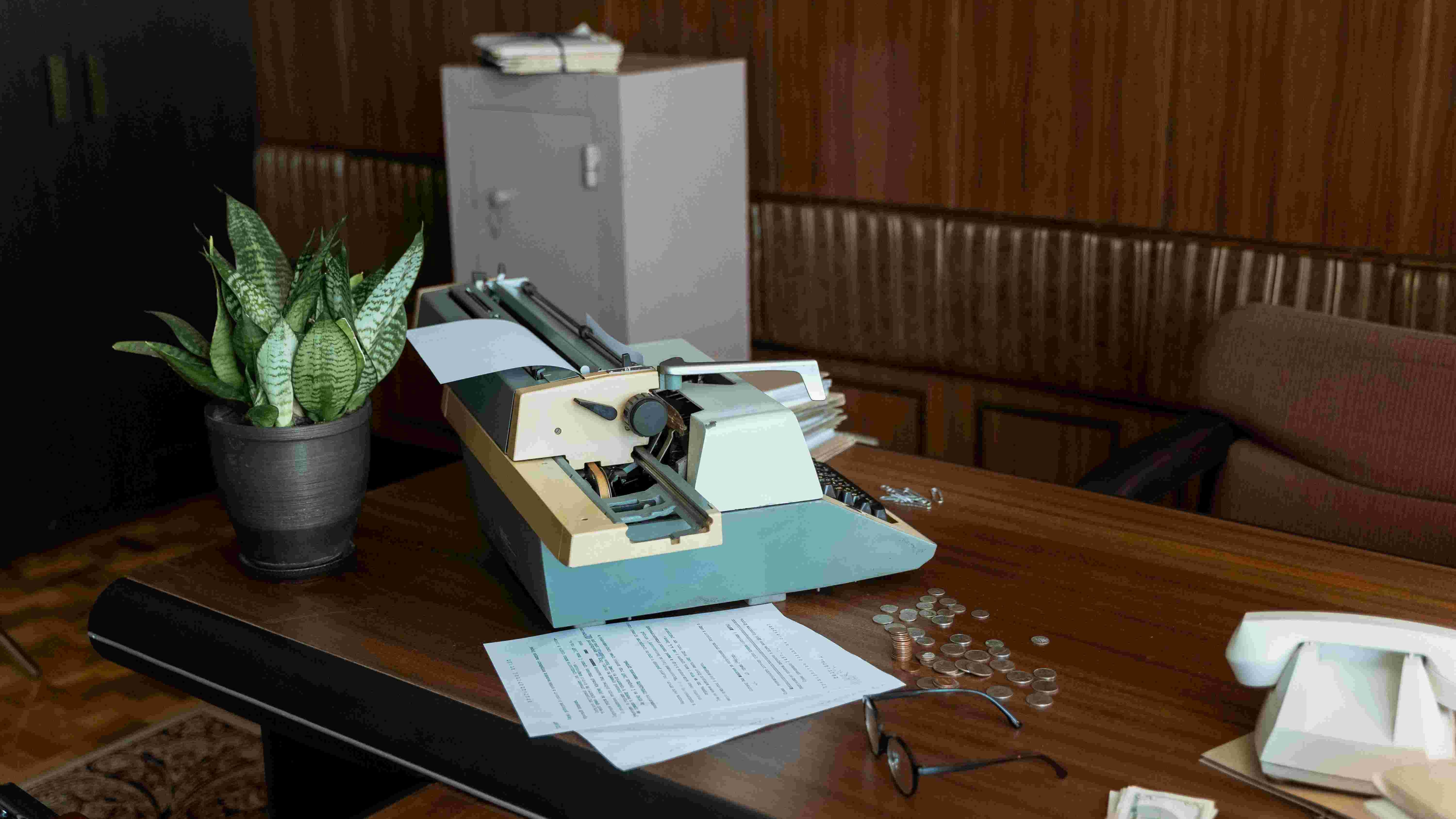 金吾财讯 | 光大证券研报指出，网易云音乐(09899)发布2025年业绩公告，实现收入77.59亿元人民币（yoy-2.4%，vs彭博一致预测79.13亿元）；实现毛利润27.70亿元，同比增长3.3%，对应毛利率35.7%，略低于彭博一致预期的36.4%；公司实现营业利润16.22亿元，同比提升38.5%，主要系销售费用收缩所致；实现经调整归母净利润28.60亿元，同比大幅提升68.2%，主要系确认递延所得税抵免7.47亿元，因全资子公司产生的累计税项亏损确认递延税项资产而导致，剔除该影响后，25年实现经调整归母净利润约21亿元。该机构表示，网易云音乐注重差异化音乐内容、极致的产品功能体验。考虑公司重点聚焦扩大会员规模，后续预计增加一定的内容生产及市场营销投入，下修26-27年经调整归母净利润预测至22.1/24.7亿元（较上次预测-15%/-13%），新增28年经调整归母净利润预测27.3亿元。考虑公司中长期规模效应下盈利能力仍有提升空间，维持“买入”评级。