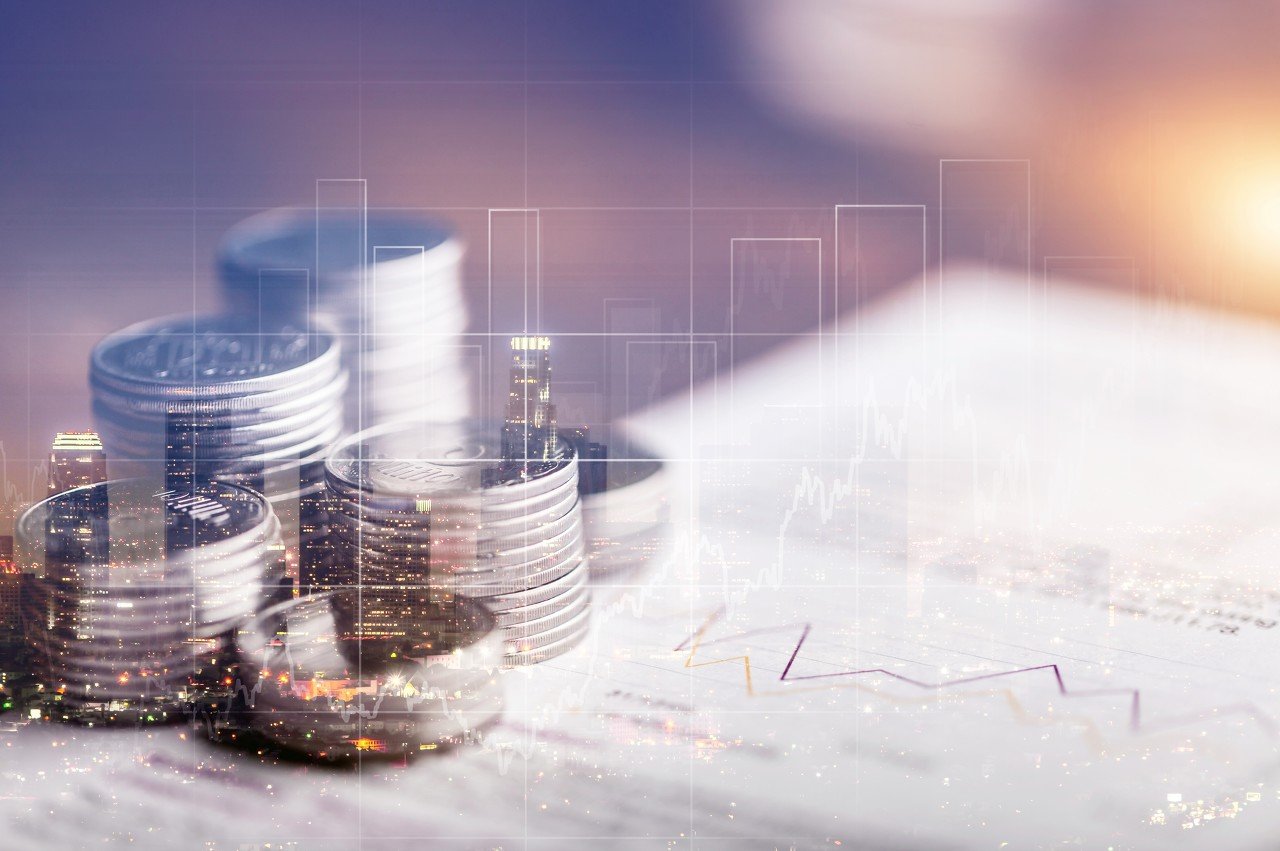 編者按：港美股迎“春節+總統日”雙假期！港股下週僅交易一天半；美聯儲6月降息概率驟升至70%，可關注下週12月PCE通脹數據；萬億零售巨頭沃爾瑪、必和必拓等將發財報>>一、宏觀方面本週港美股整體波動加劇，後半周有所調整。AI恐慌擴散，科技股走弱拖垮港美市場；與此同時，黃金白銀、比特幣等資產一度下挫，但隨後有所回升。回顧本週美股行情，芯片與軟件股繼續成爲重災區，拖累三大指數走低。本輪AI恐慌逐步擴散至金融、房地產、物流等產業，原因在於華爾街認爲AI將帶來更高的失業率，屆時將重創金融及商業辦公市場，而AI對貨運的優化也引發市場對物流行業的擔憂。港股在北水的持續增持下，整體仍顯韌性，但科網股在外圍A...