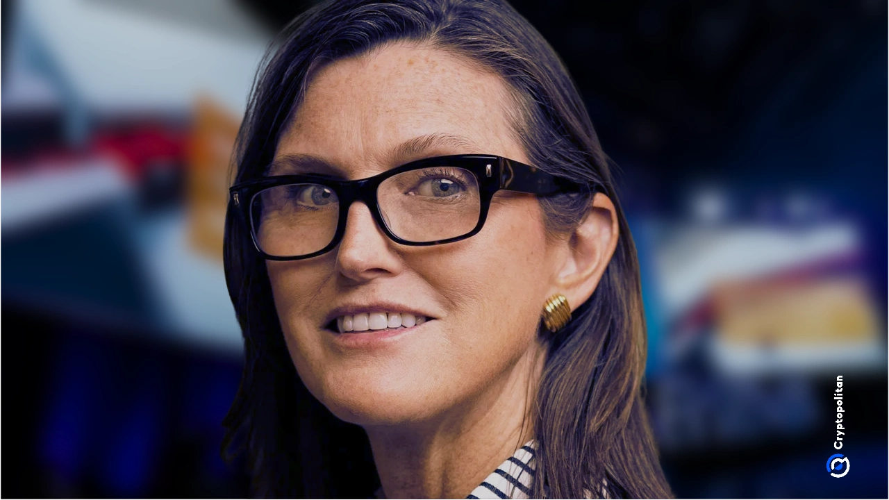 Cathie Wood, CEO von Ark Invest, argumentiert, dass Bitcoin nicht nur ein Schutz gegen Inflation, sondern auch gegen eine durch den technologischen Fortschritt verursachte rasche Deflation sei. Im Rahmen Bitcoin Investor Week sprach Cathie Wood mit Anthony Pompliano über diverse wirtschaftliche Themen. Im Mittelpunkt des Gesprächs stand jedoch die Frage, was […]